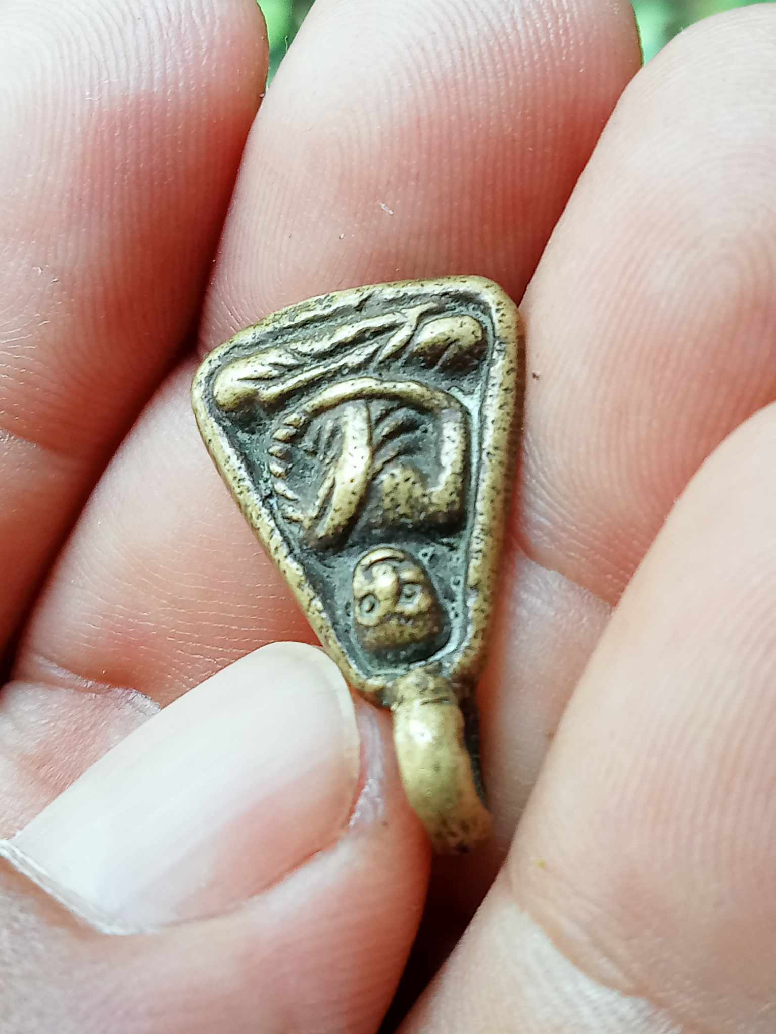 เหรียญหล่อจอบเล็ก พิมพ์แข้งติด หลวงพ่อเงิน วัดบางคลาน พิจิตร