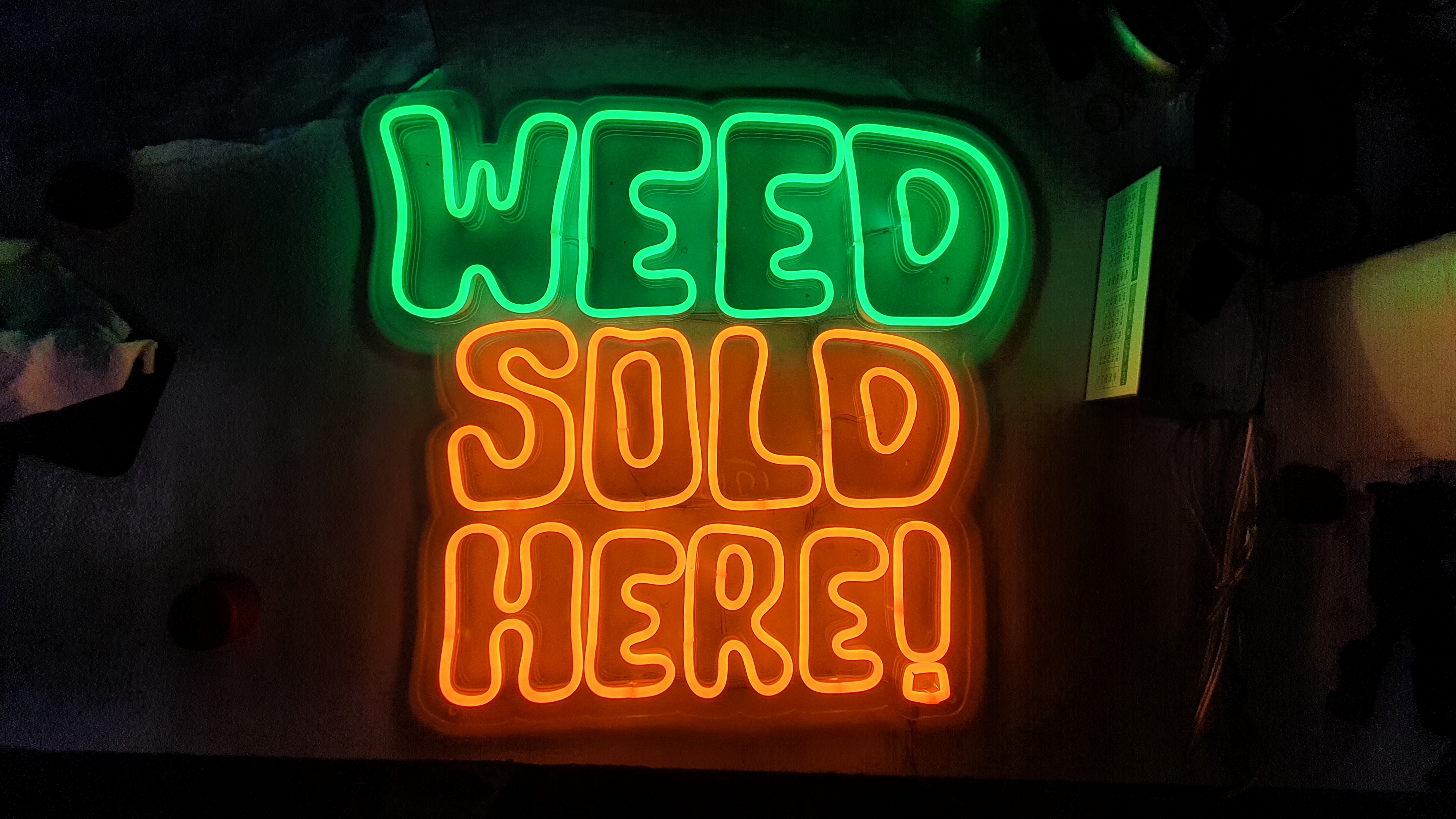 ป้ายนีออนฟรค สีเขียว สีส้ม WEED SOLD HERE!