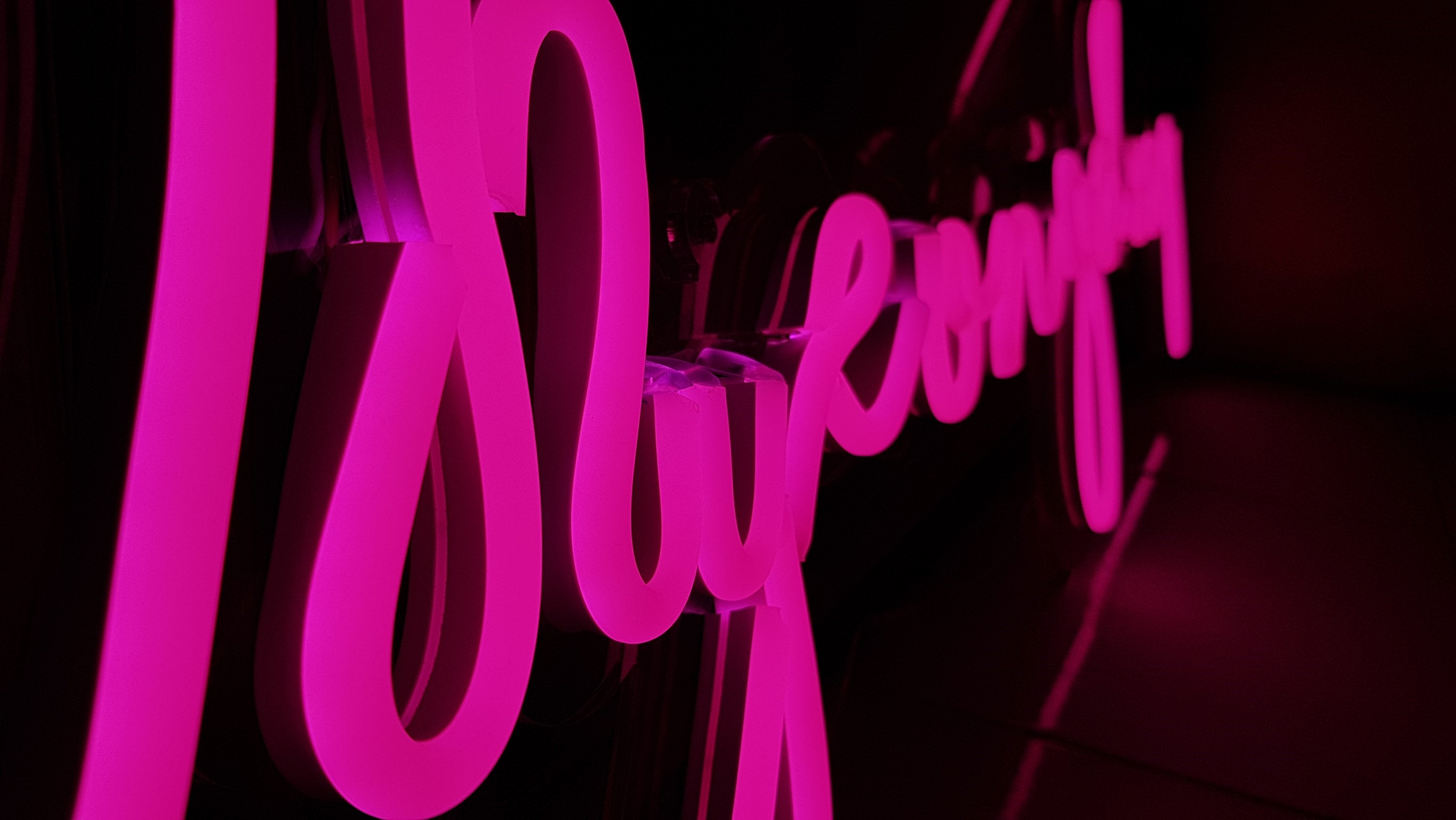 ป้ายไฟ นีออนเฟรค Myeongdong" ไฟสีชมพู ติดลงบนอะคริลิคใส รับผลิตตามรูปแบบที่ต้องการ