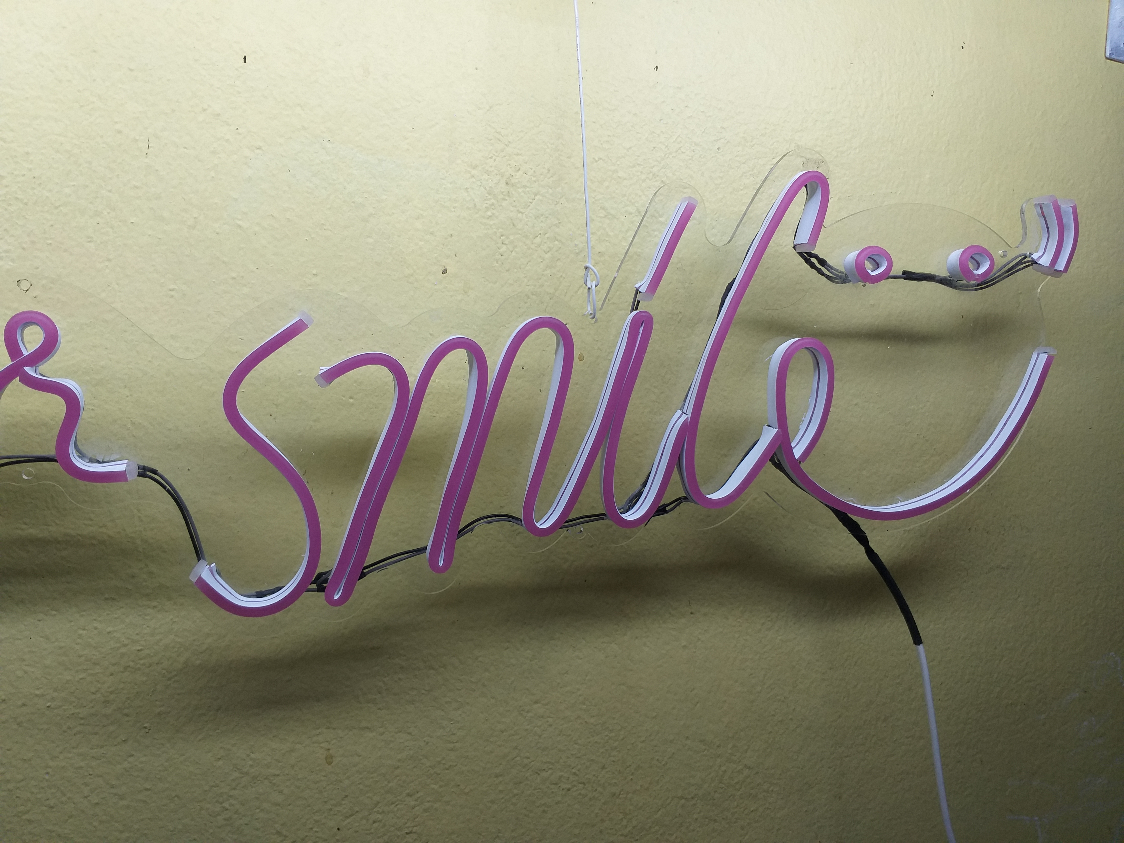 ไฟนีออนเฟรคสีชมพู "I love your smile"