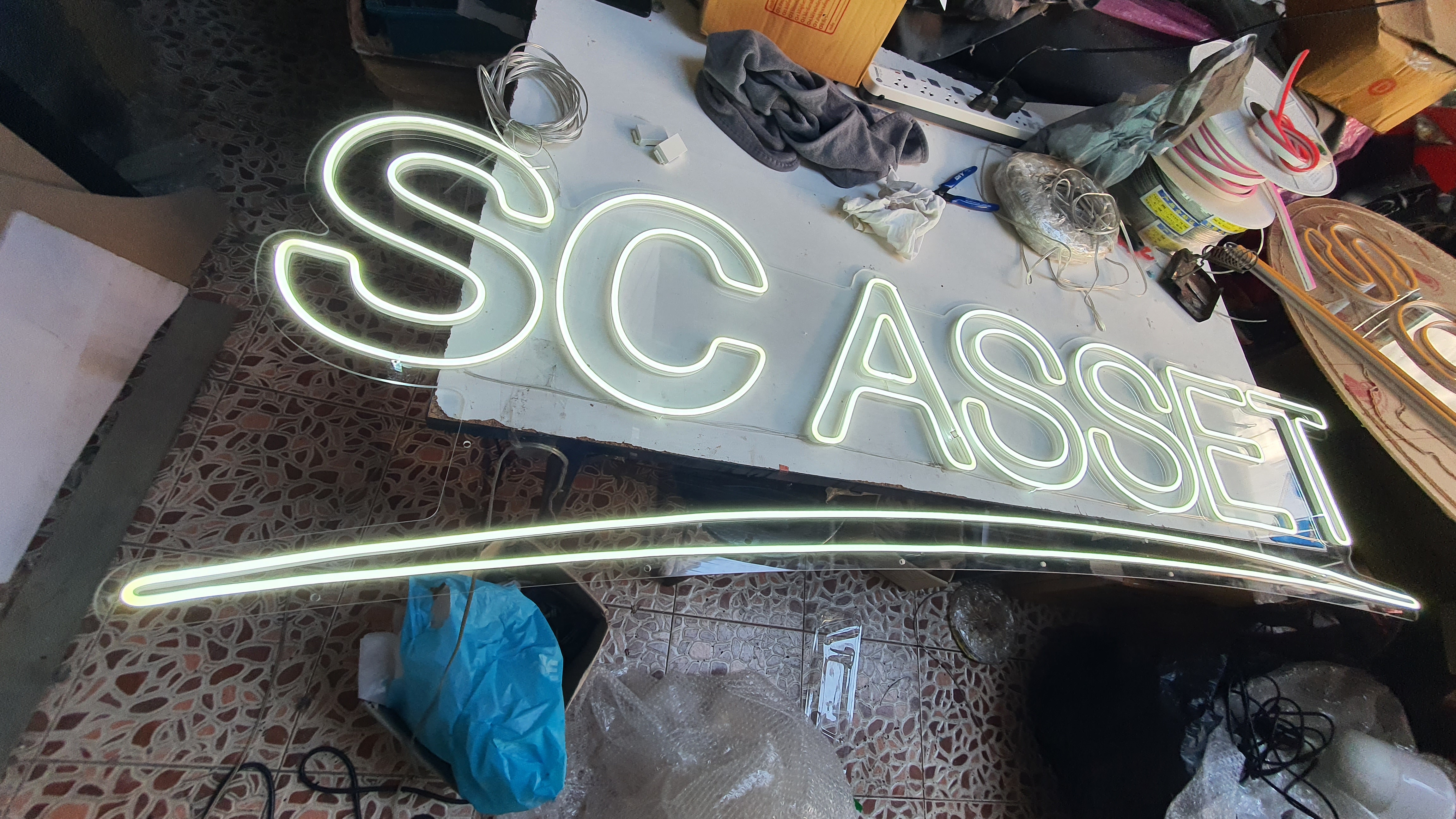 ป้ายนีออนฟรค สีขาว SCASSET
