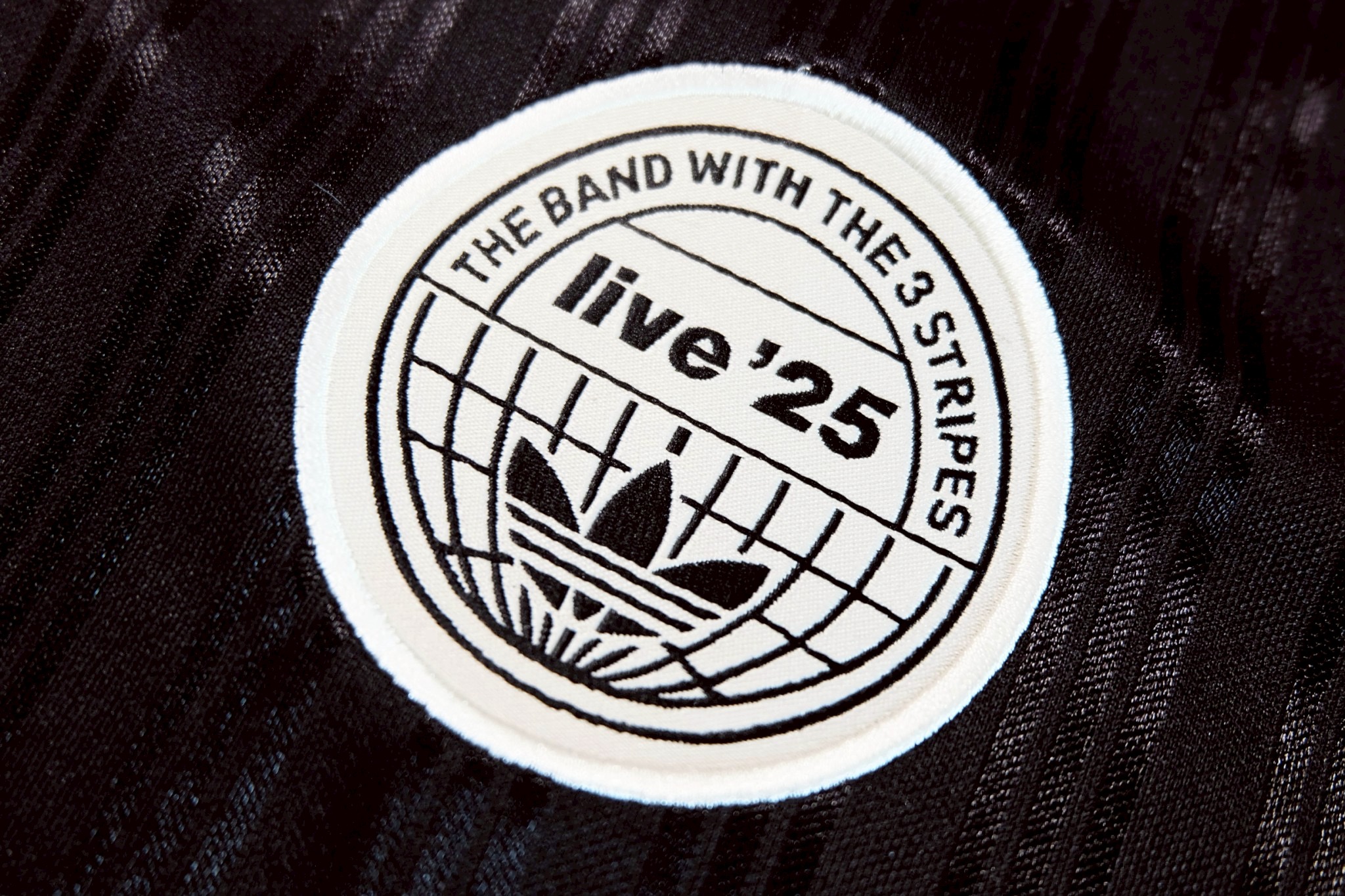 เสื้อเชิ้ตผู้ชายสีดำ/ฟ้า Oasis Special Edition พร้อมเบอร์ 25 เกรดเเฟนบอลพรีเมี่ยม 2025