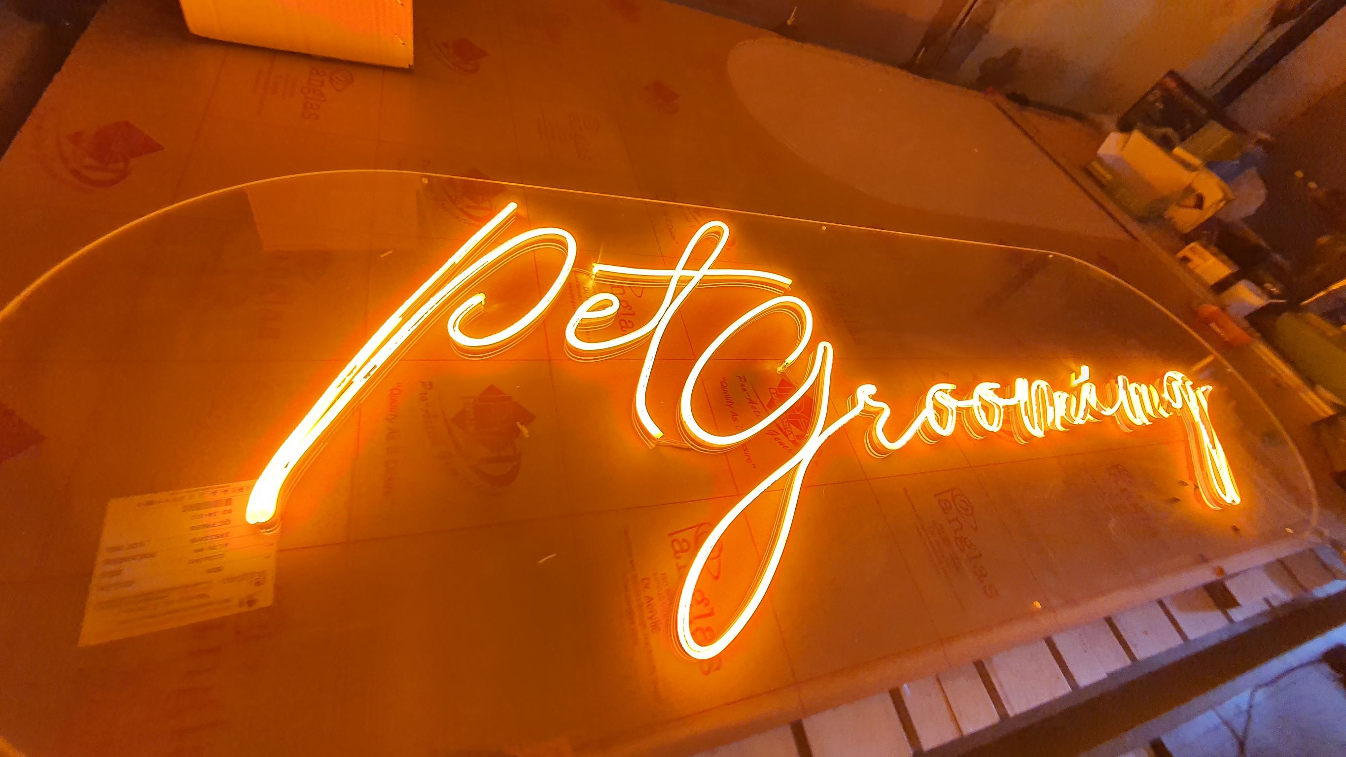 ป้ายนีออนเฟรคสีส้ม PetGrooming
