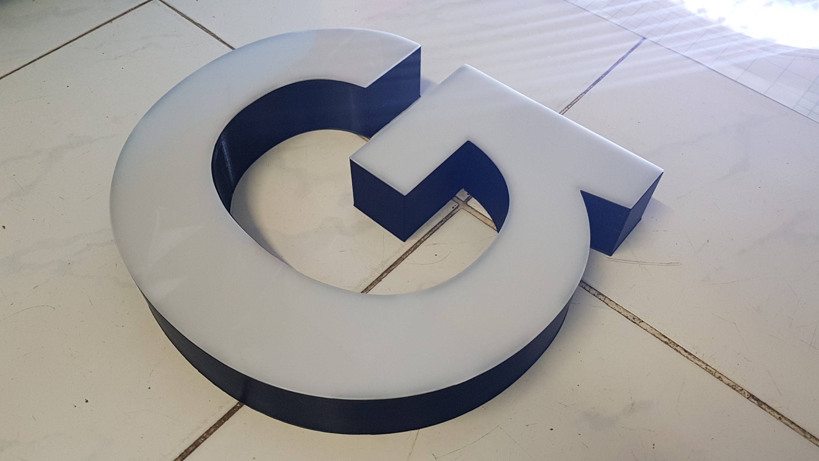 ตัวอักษรไร้คิ้ว ขอบ 3D "GABBA"