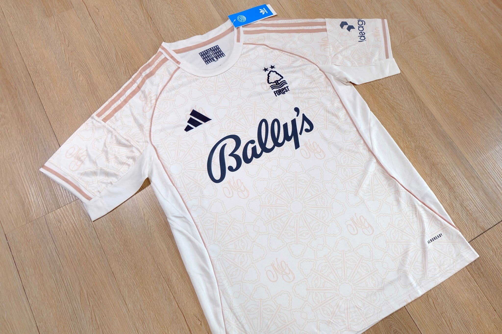 2025-26 มาใหม่เสื้อฟุตบอลฟอร์เรส สีครีม สำหรับผู้ชาย Fans Edition เกรดแฟนบอล SIZE S-2XL