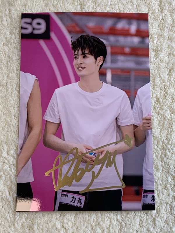 Pre - รูปถ่ายที่มีลายเซ็น INTO1