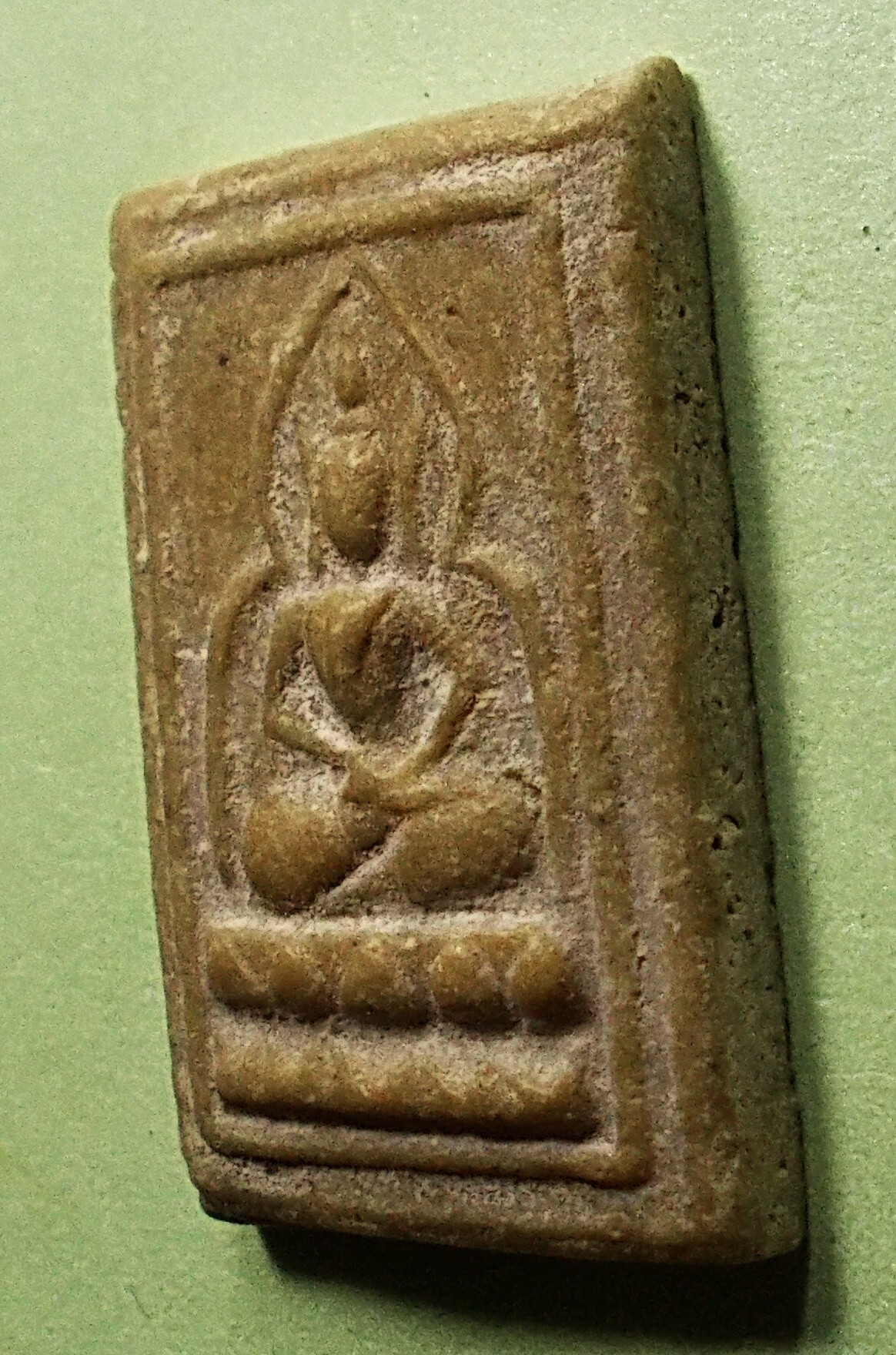 พระผงน้ำมัน หลวงพ่อแฉ่ง วัดบางพัง จ.นนทบุรี ปี 2484 (พิมพ์สมาธิบัวสองชั้น)