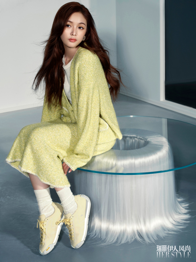 Pre - [瑞丽伊人风尚] นิตยสาร Rayli HerStyle อู๋เซวียนอี๋ WUXUANYI BETTYWU 2024