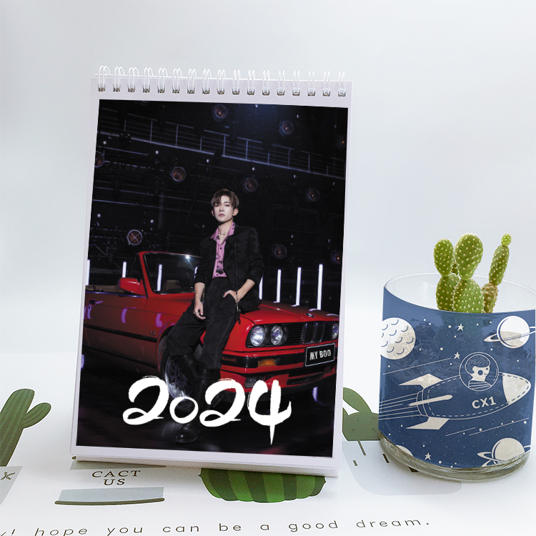 Pre - ปฏิทินตั้งโต๊ะลาย YiYangQianXi แจ็กสันหยี/JacksonYee 2025-2024 (ไม่ใช่สินค้าอฟช.)