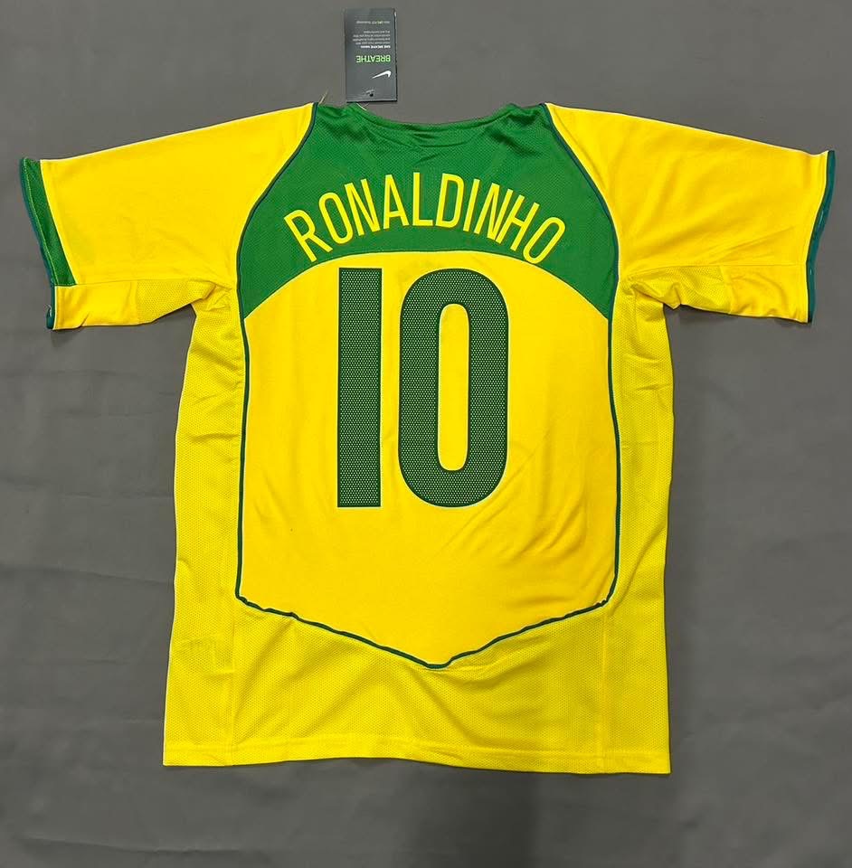 เสื้อบอลย้อนยุค ทีมชาติบราซิล 2004 เหย้า Retro Brazil Home พร้อมเบอร์ชื่อ RONANDINHO # 10