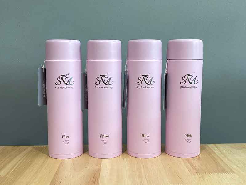 สลักชื่อบนกระบอกน้ำ zojirushi