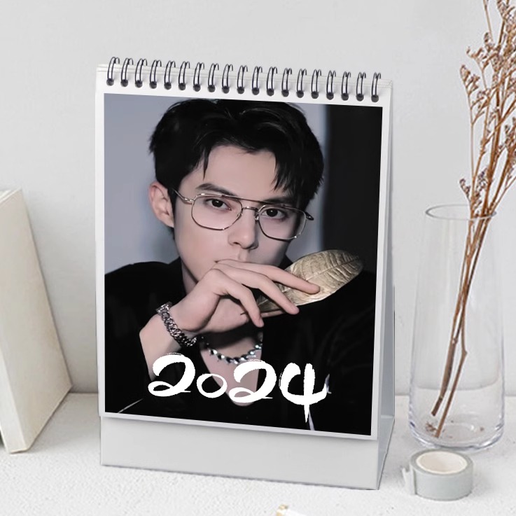 Pre - ปฏิทินตั้งโต๊ะลาย wanghedi หวังเห้อตี้ DylanWang 2024 (ไม่ใช่สินค้าอฟช.)