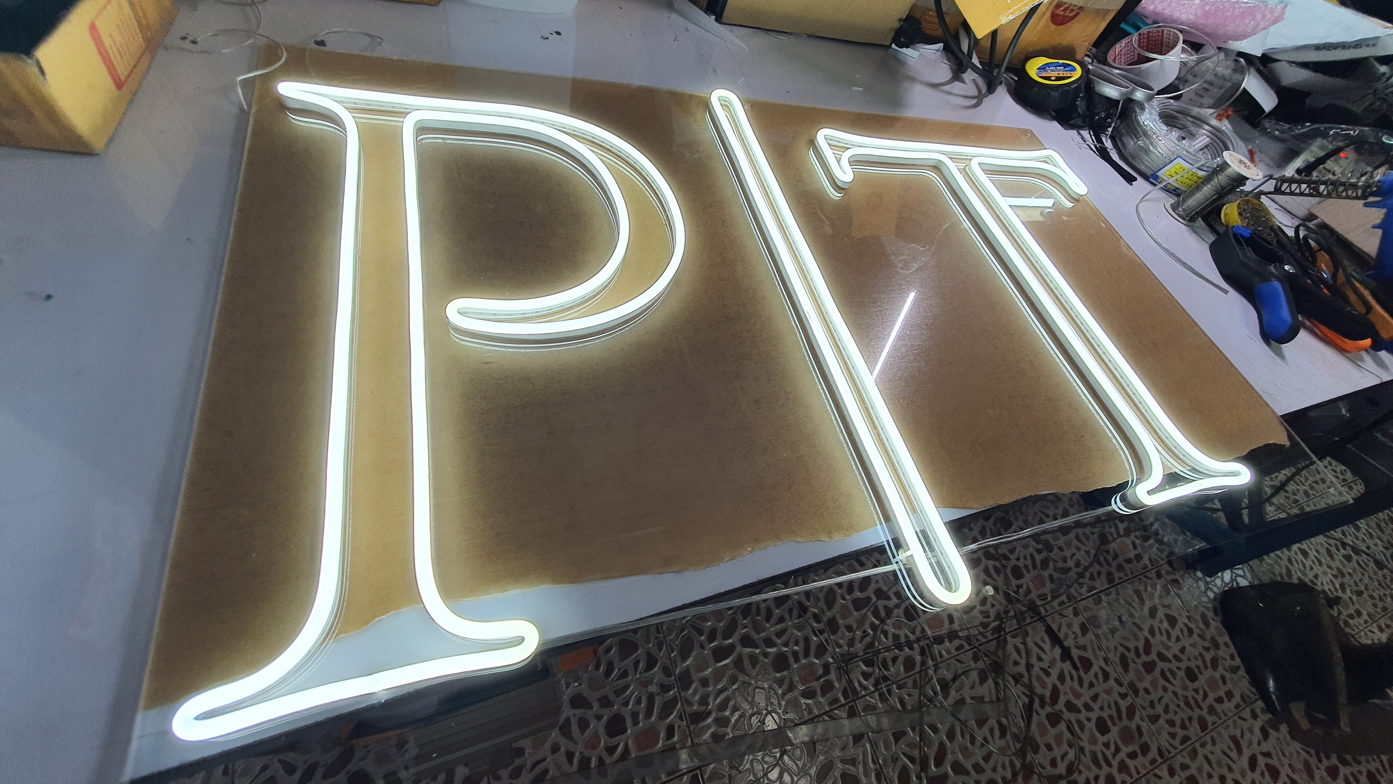 ป้ายนีออนฟรค สีขาว PIT