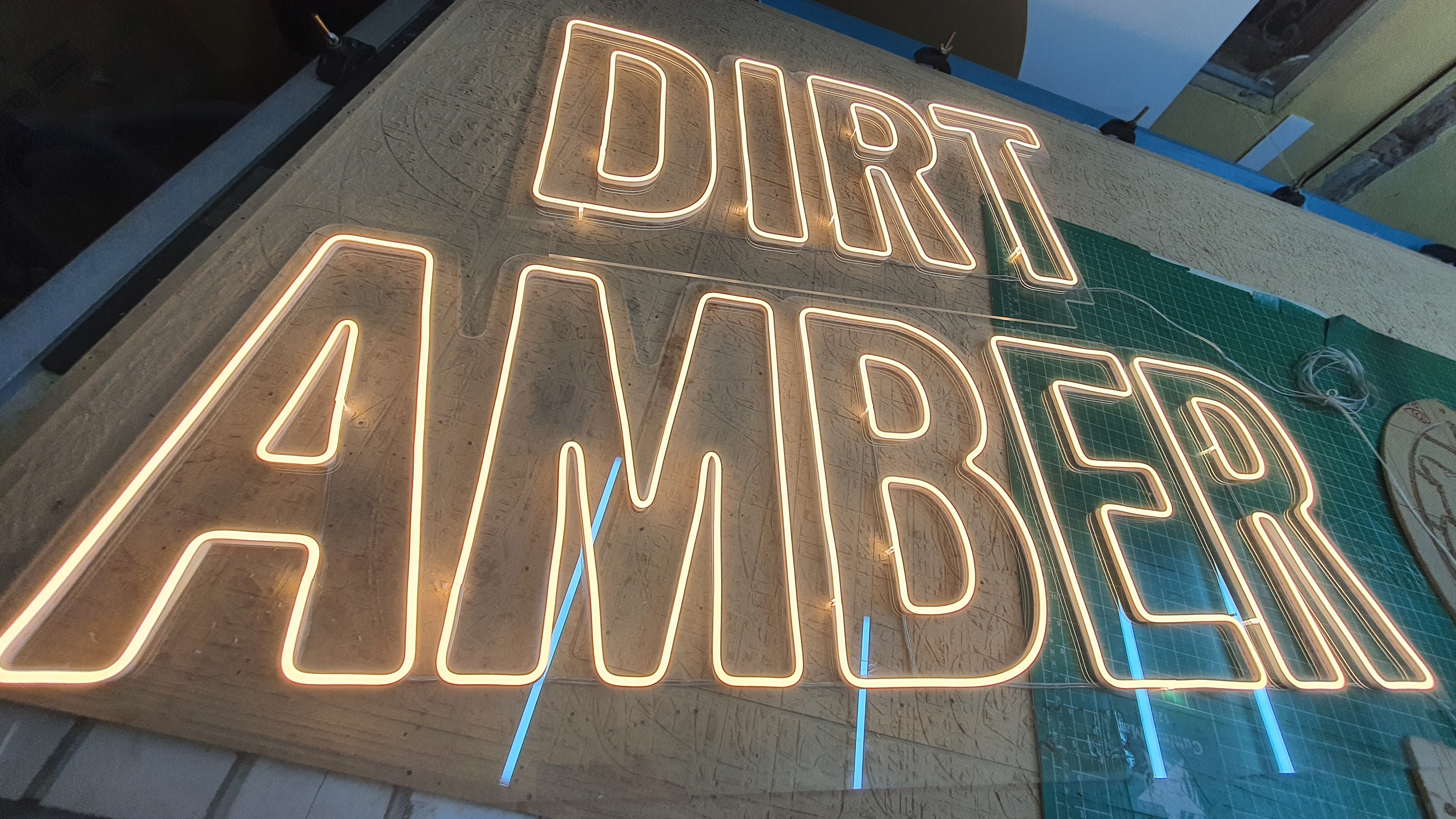 ป้ายนีออนฟรค สีวามไวท์ DIRT AMBER