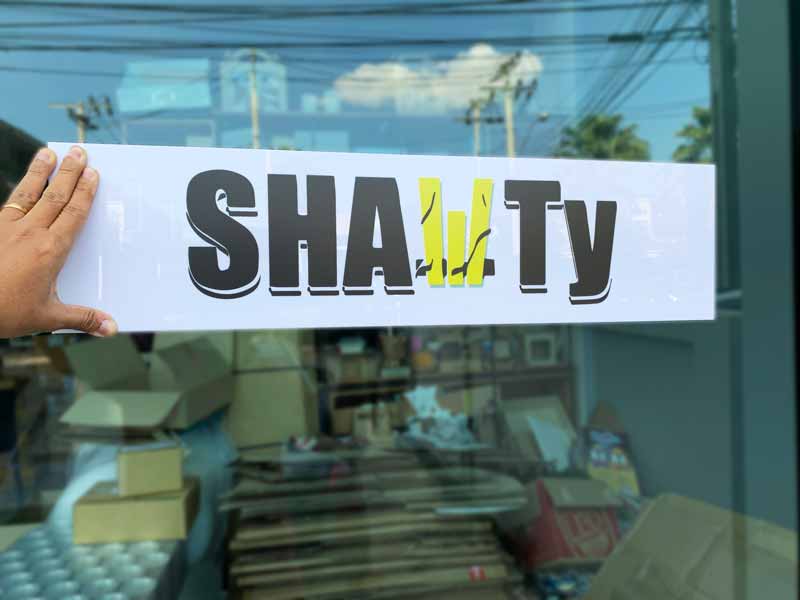 พิมพ์ป้ายหน้าบริษัท ออฟฟิศ สำนักงานบนอะคลีลิกพื้นขาว