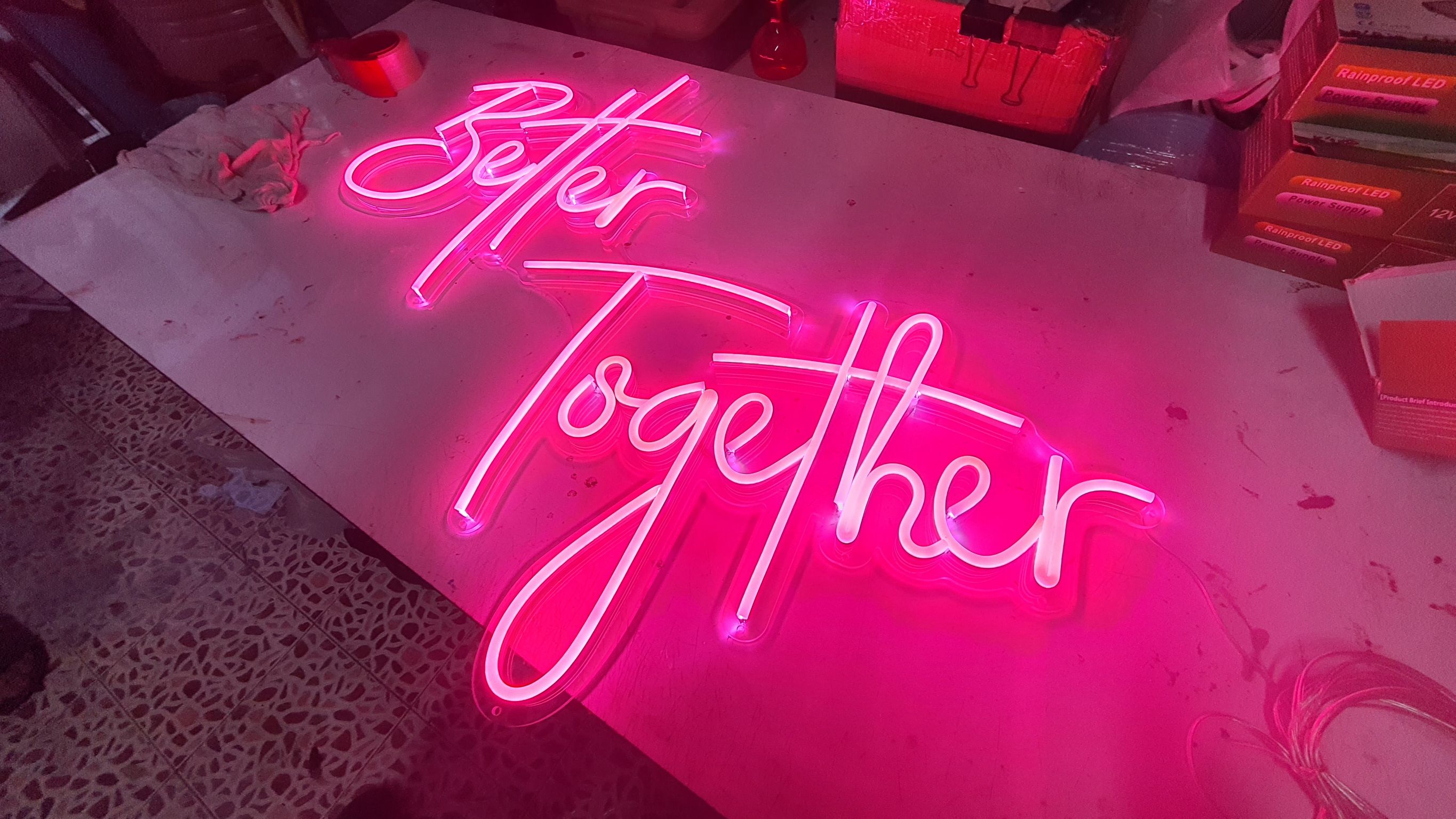 ป้ายนีออนฟรคสีชมพู Better Together