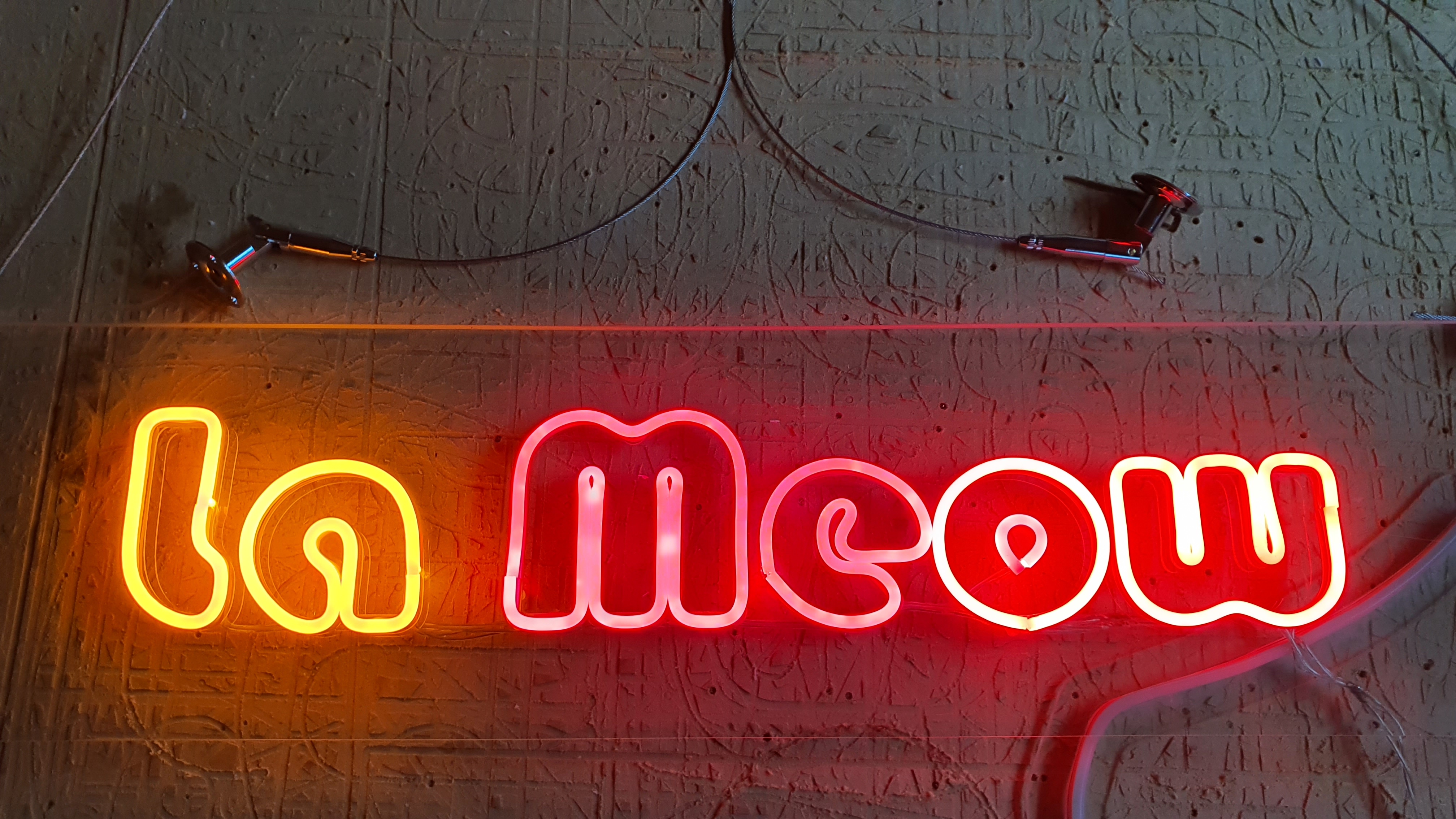 ป้ายนีออนฟรค สีแดง สีเหลืองทอง La Meow