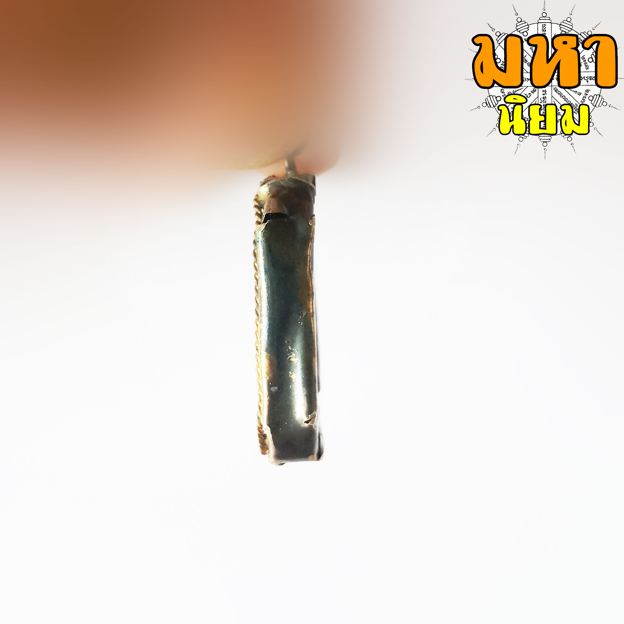 พระสมเด็จ หลวงพ่อปาน พิมพ์ขี่ไก่ เลี่ยมกรอบโลหะ ไม่ทราบที่มาแน่ชัด