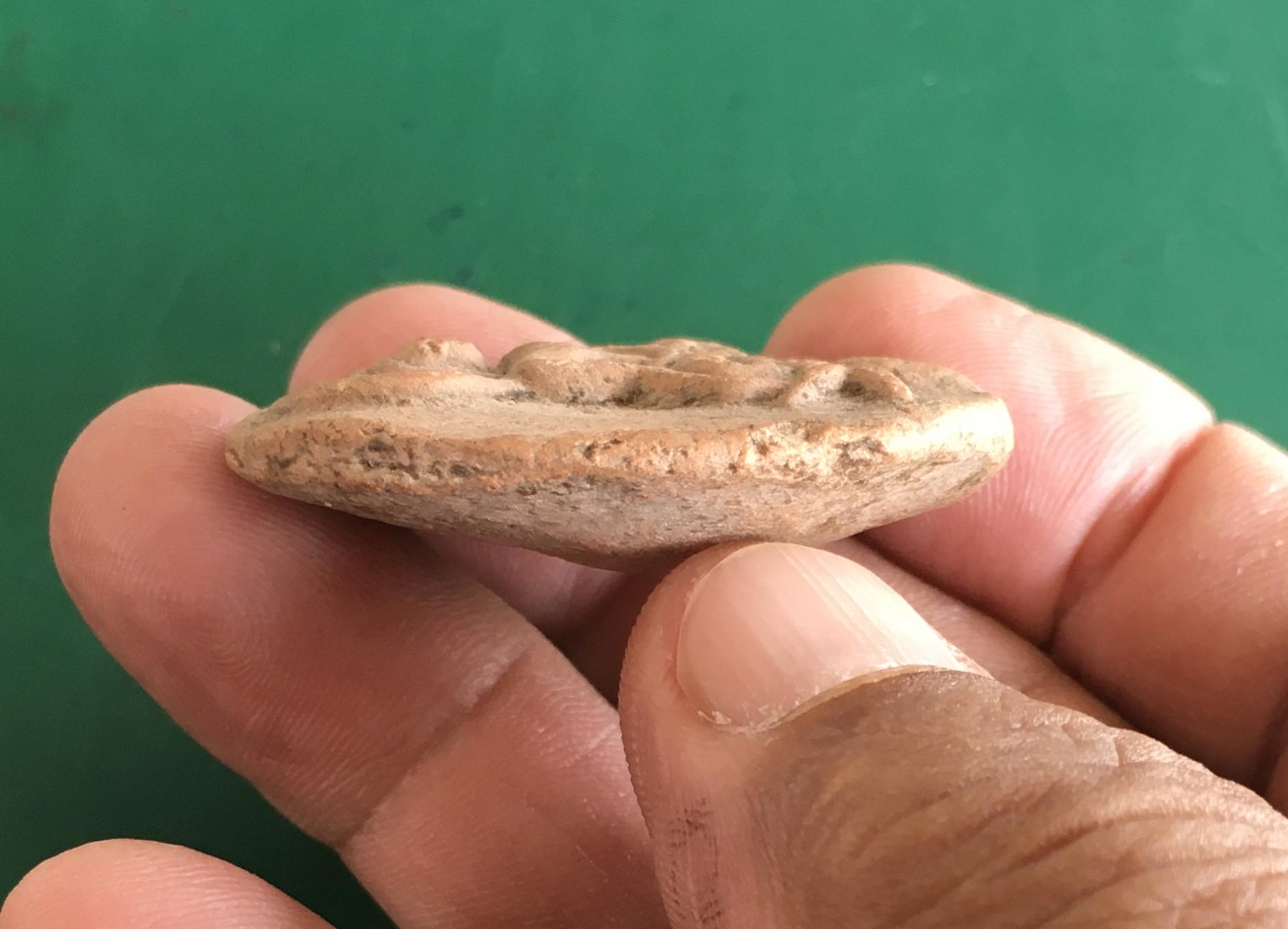 พระขุนแผนใบพุทรา เนื้อดิน กรุวัดใหญ่ชัยมงคล อยุธยา