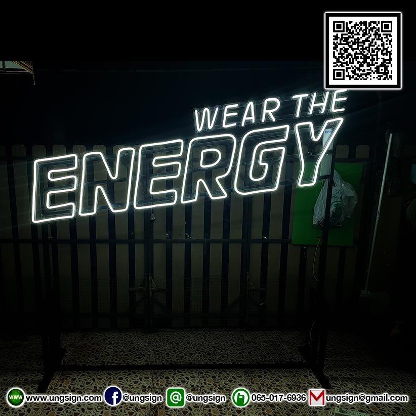 ป้ายไฟ นีออนเฟรค NeonFlex "WEAR THE ENERGY" ไฟสีขาว ติดลงบนอะคริลิคใส รับผลิตตามรูปแบบที่ต้องการ