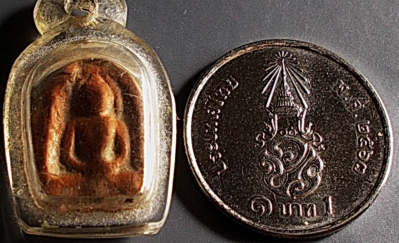 พระซุ้มกอจิ๋ว เนื้อดิน กรุลานดอกไม้ สุโขทัย ในเลี่ยมเดิม