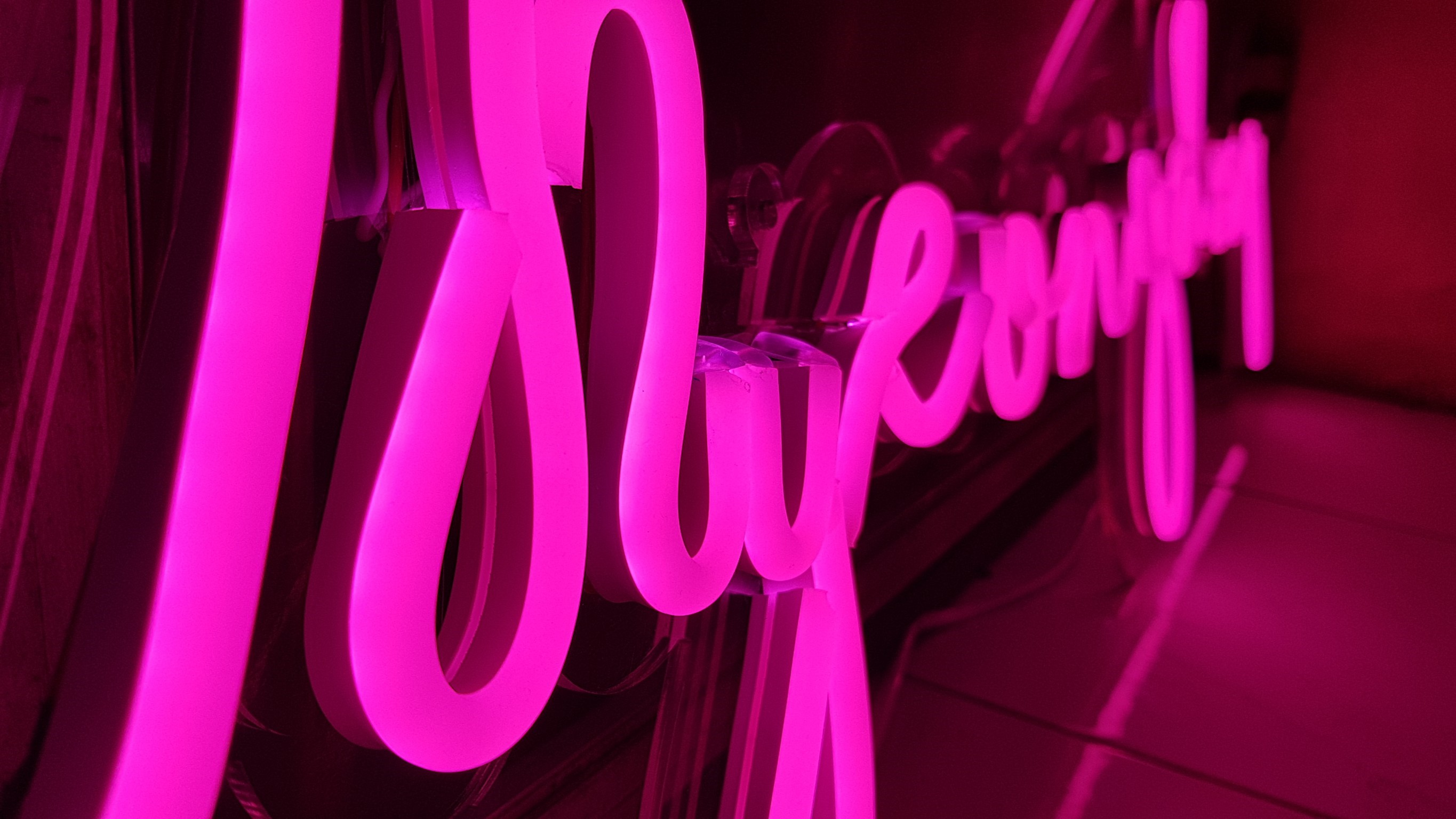 ป้ายไฟ นีออนเฟรค Myeongdong" ไฟสีชมพู ติดลงบนอะคริลิคใส รับผลิตตามรูปแบบที่ต้องการ