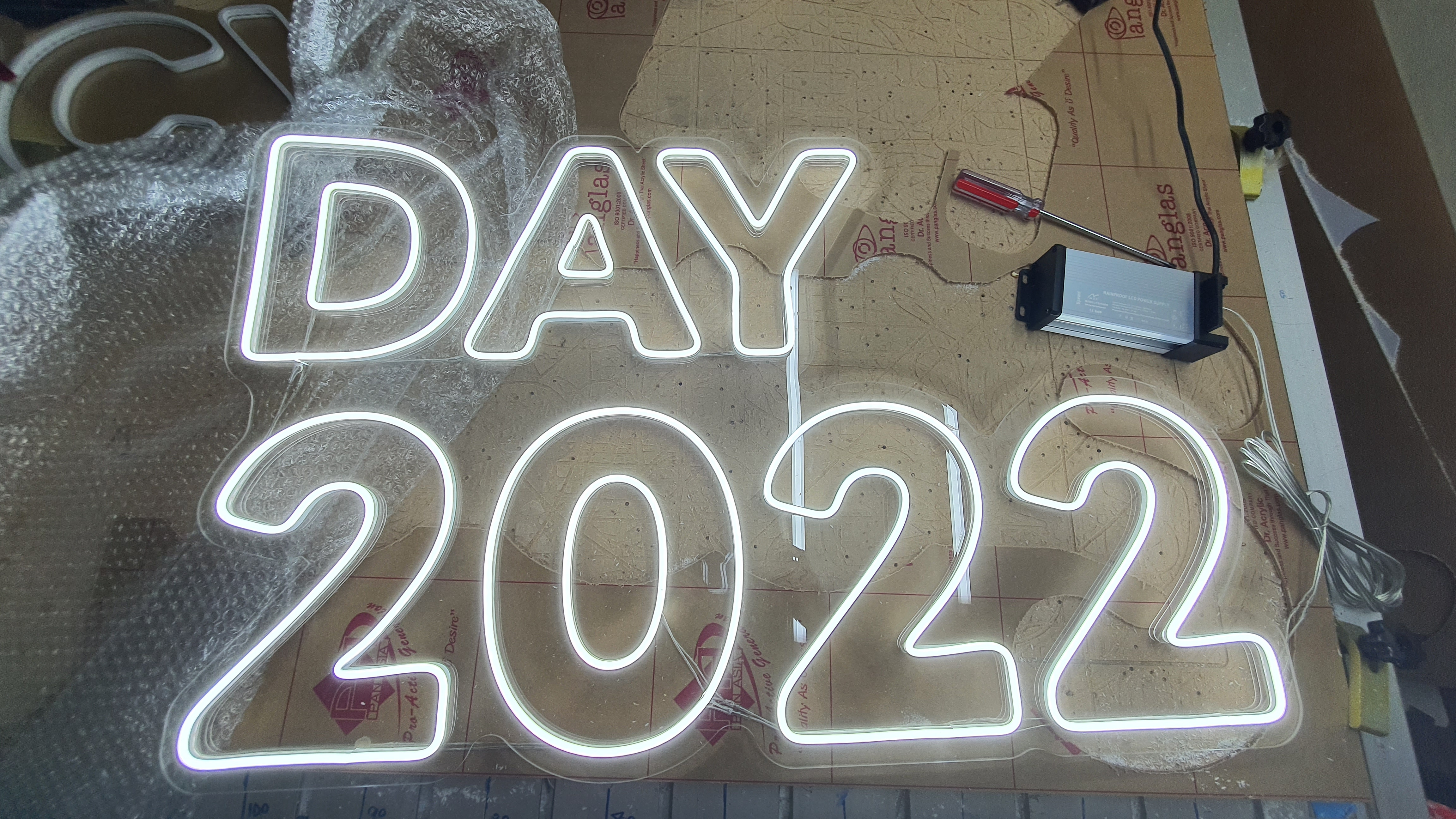ป้ายนีออนฟรค สีขาว สีเขียว LINE AGEN DAY 2022