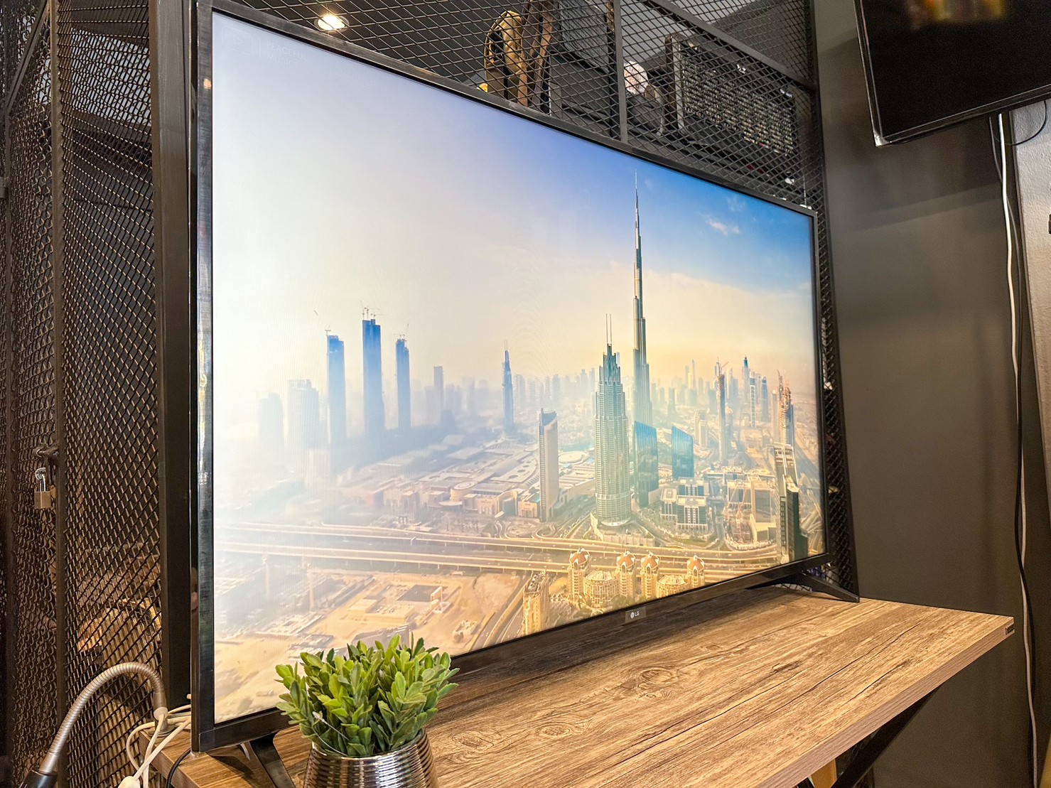 LG UHD 4K Smart TV รุ่น 55UN7300