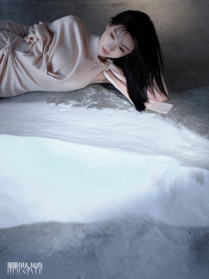 Pre - [瑞丽伊人风尚] นิตยสาร Herstyle เหมาเสี่ยวถง MaoXiaoTong 2025