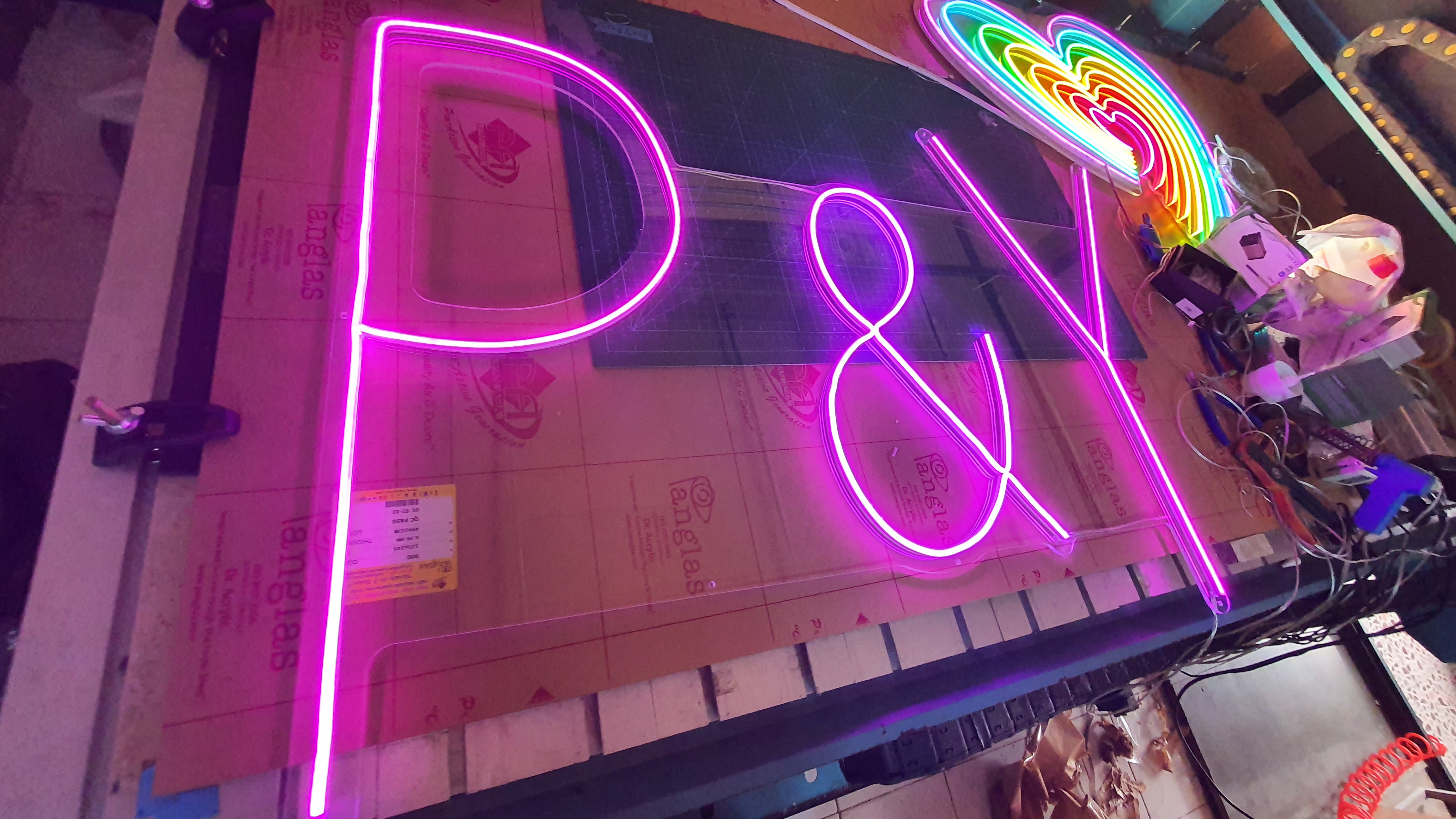 ป้ายนีออนฟรค สีม่วง งานแต่งงาน P&Y