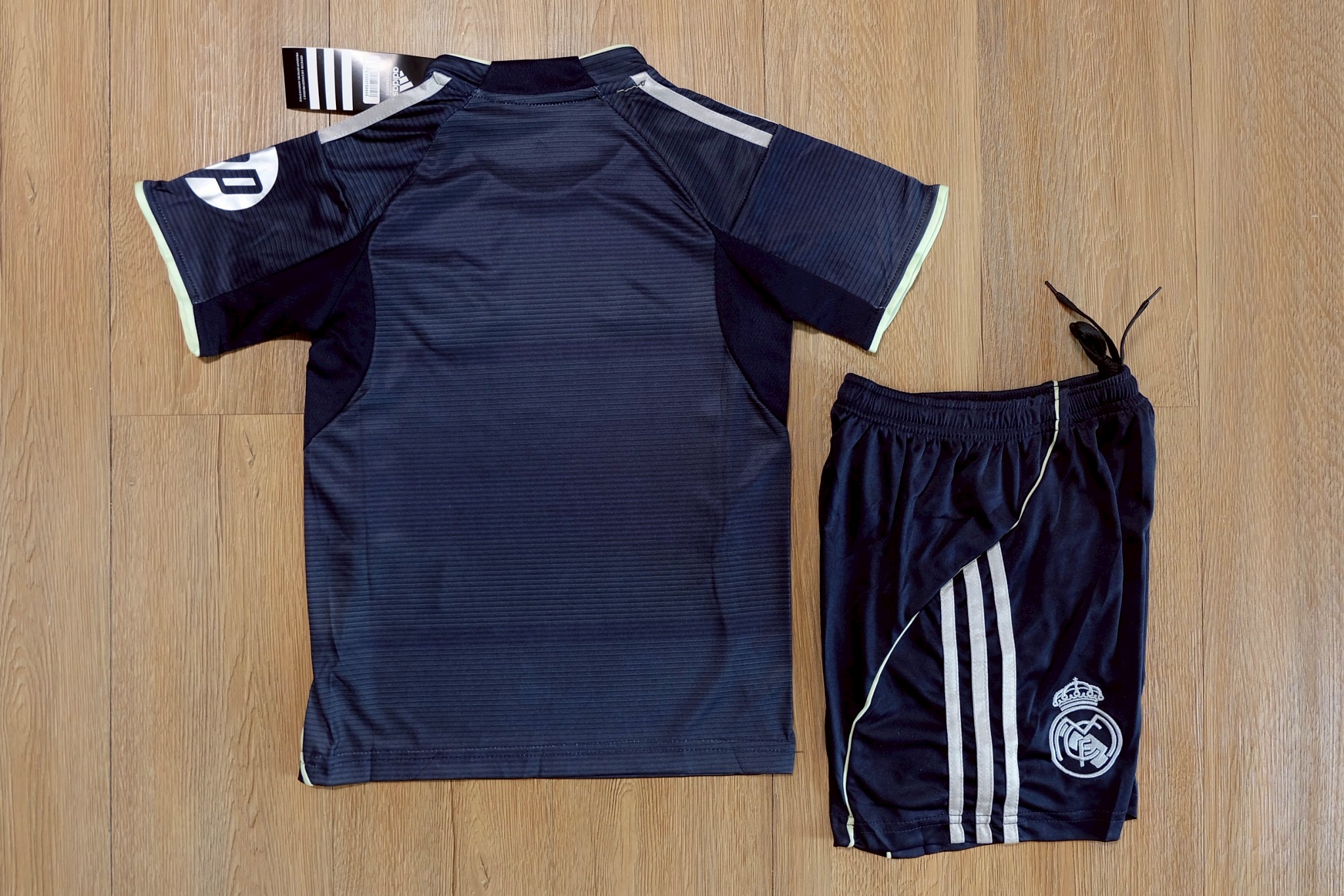 ชุดฟุตบอลเด็ก – 2025-26 ชุดฟุตบอลเด็กเรอัล มาดริด สีกรม สำหรับเด็ก Fans Edition เกรดแฟนบอล Size 18-28