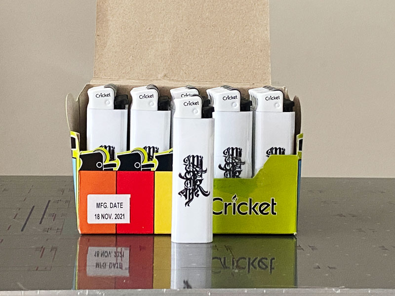 ไฟแช็ค Cricket พร้อมพิมพ์ข้อความ เส้นละเอียด