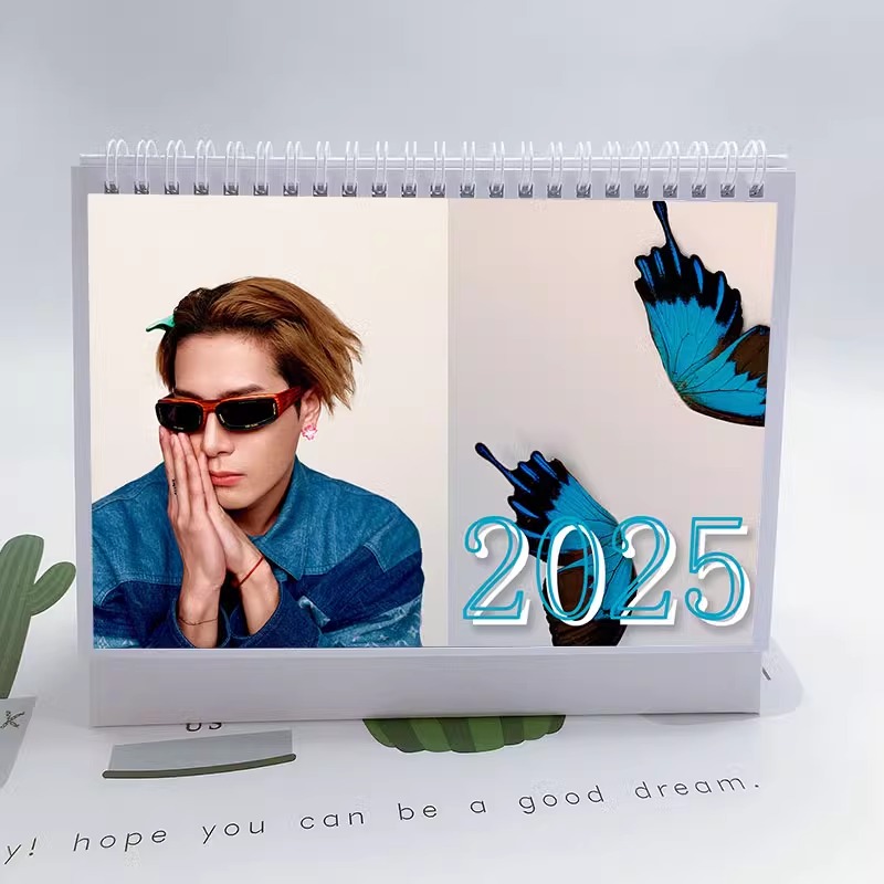 Pre - ปฏิทินตั้งโต๊ะลายแจ็คสัน JacksonWang 2025 (ระบุลาย)