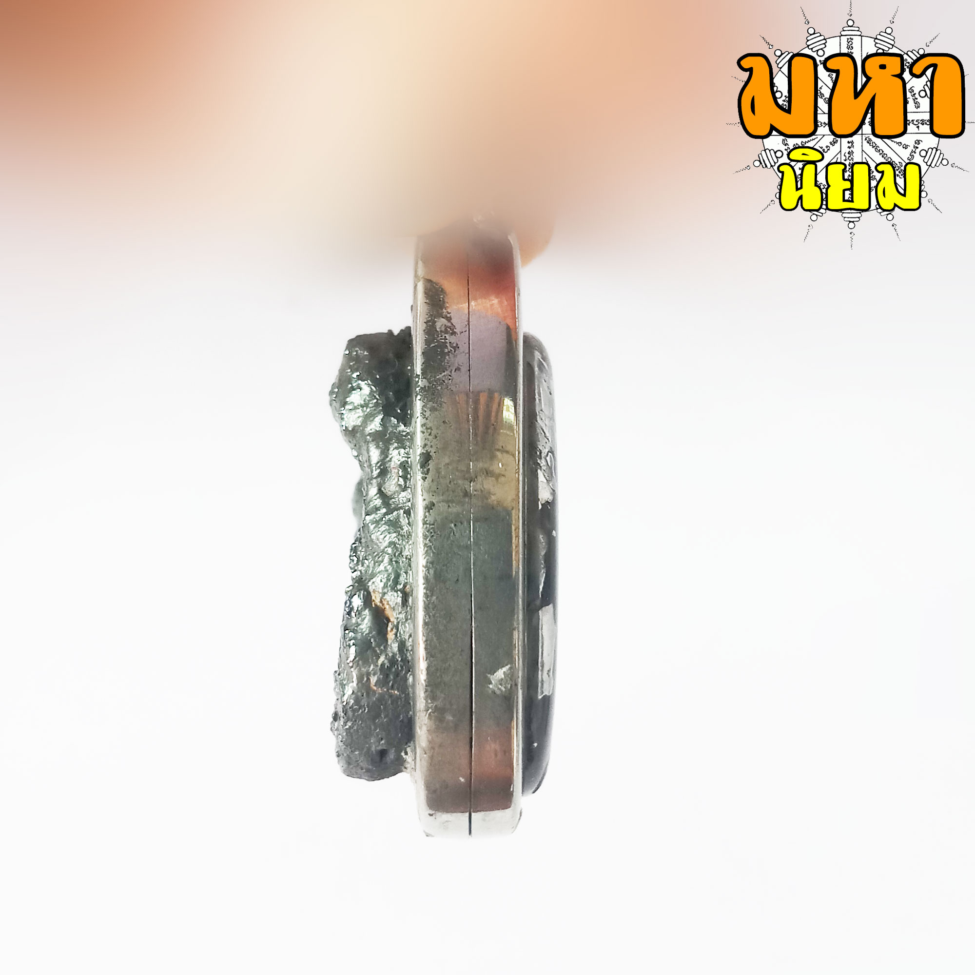 แร่เกาะล้าน หรือ ขี้เหล็กไหล เลี่ยมกรอบพร้อมห้อยคอ