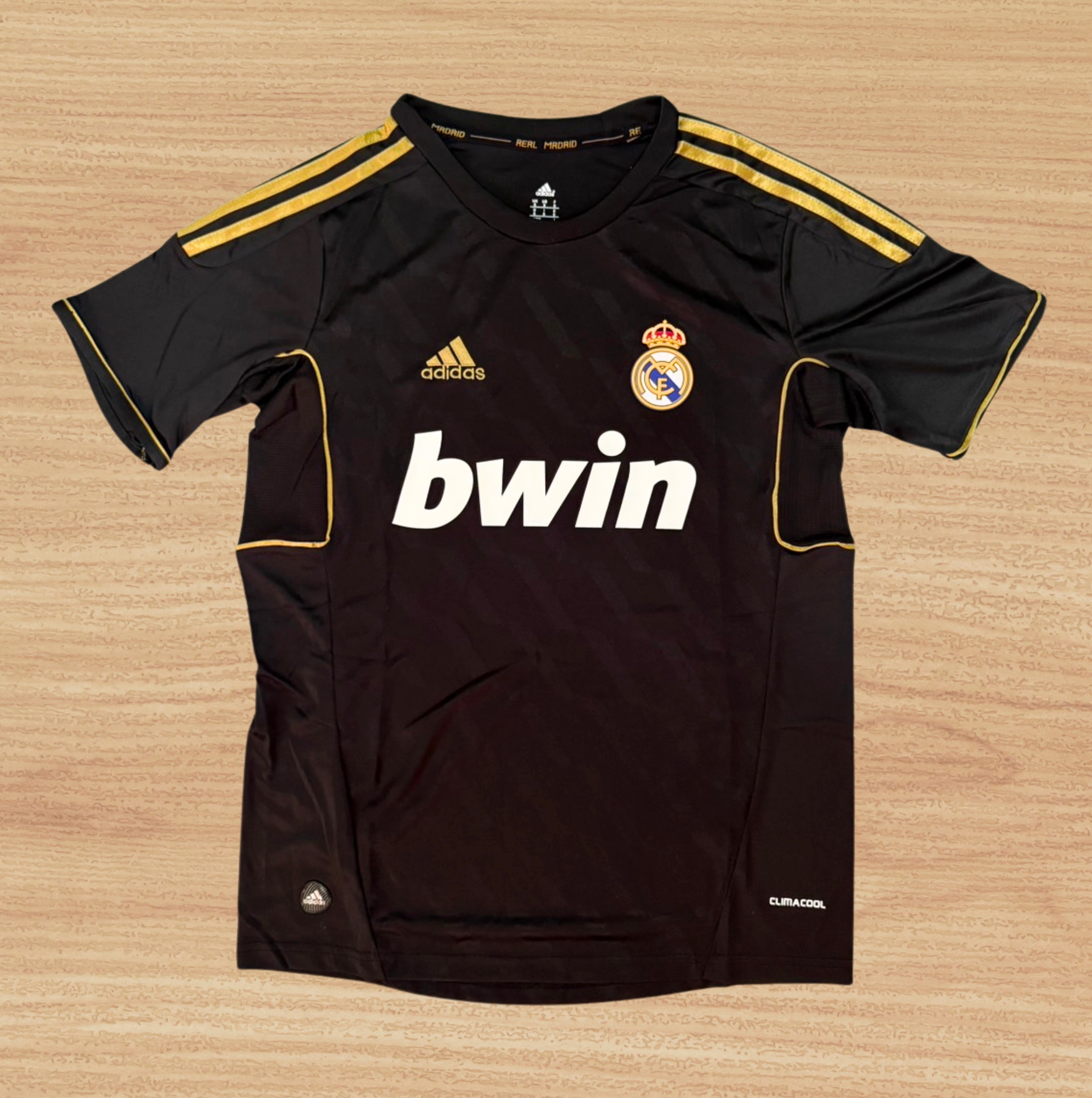 เสื้อฟุตบอลย้อนยุคเรอัล มาดริด 2011-12 เยือน Retro Real Madrid Away 2011-12