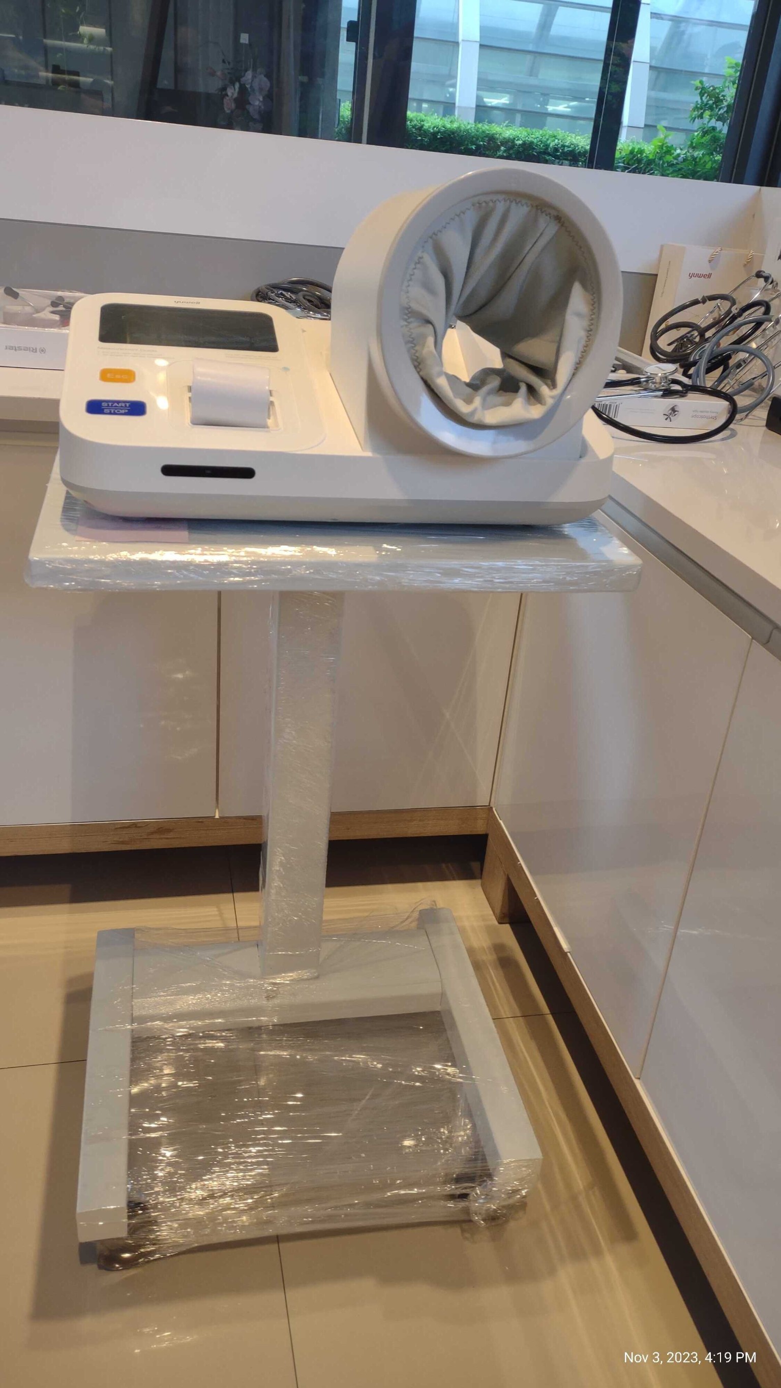 โต๊ะวางเครื่องวัดความดันอัตโนมัติชนิดสอดแขน YUWELL รุ่น YE991 *ค่าส่งปลายทาง*