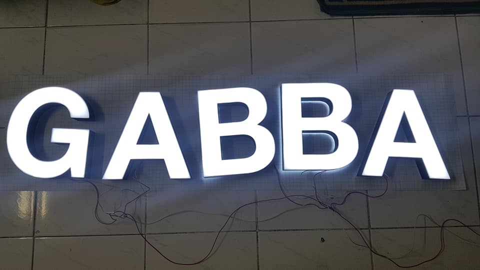 ตัวอักษรไร้คิ้ว ขอบ 3D "GABBA"