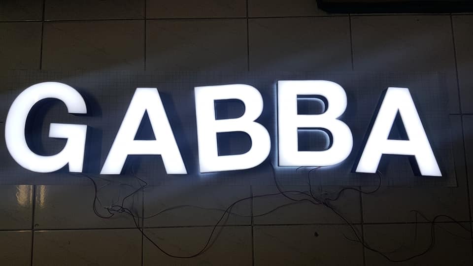 ตัวอักษรไร้คิ้ว ขอบ 3D "GABBA"