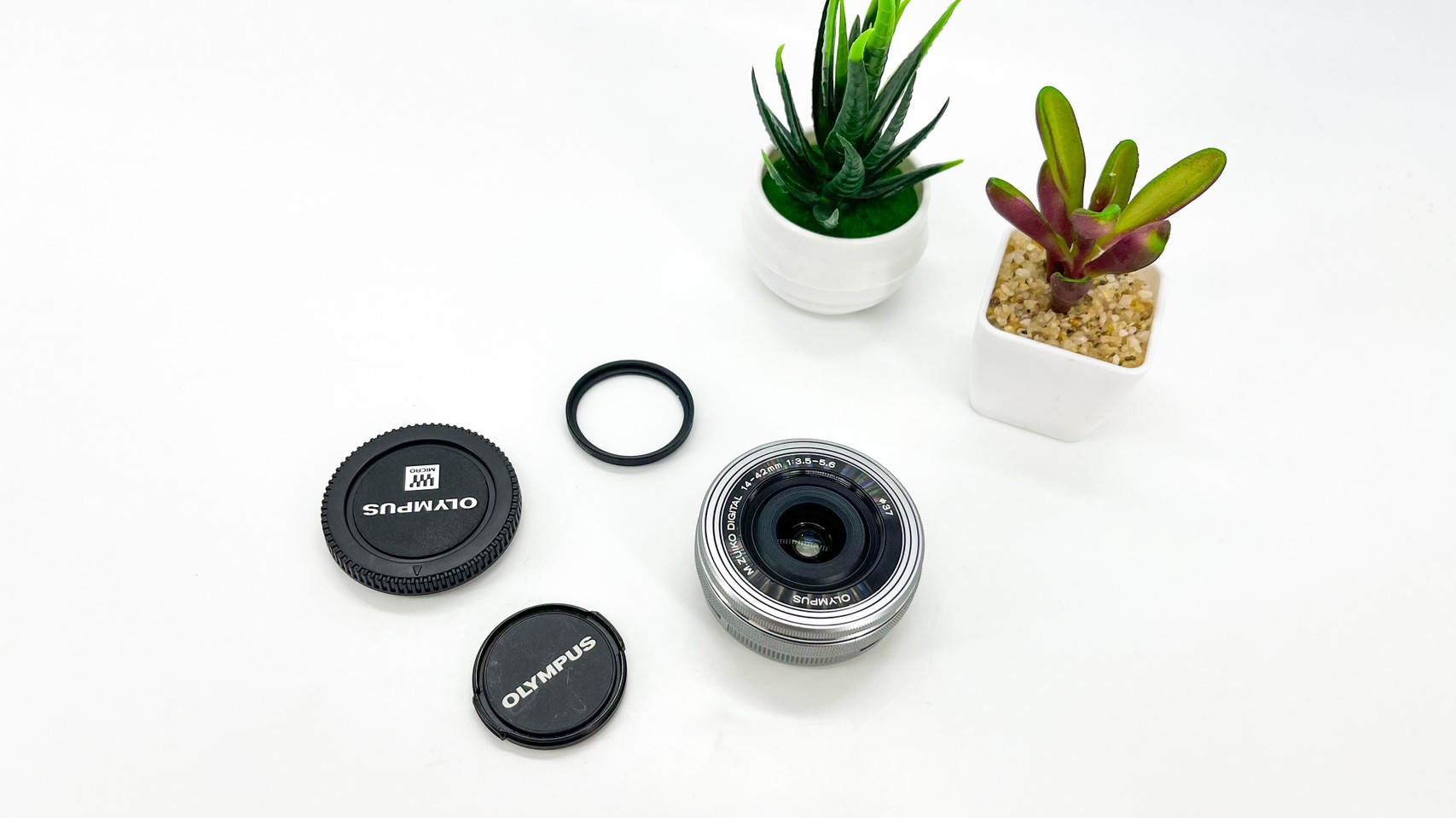 Olympus E-M10 Mark II + Lens 14-42 mm.