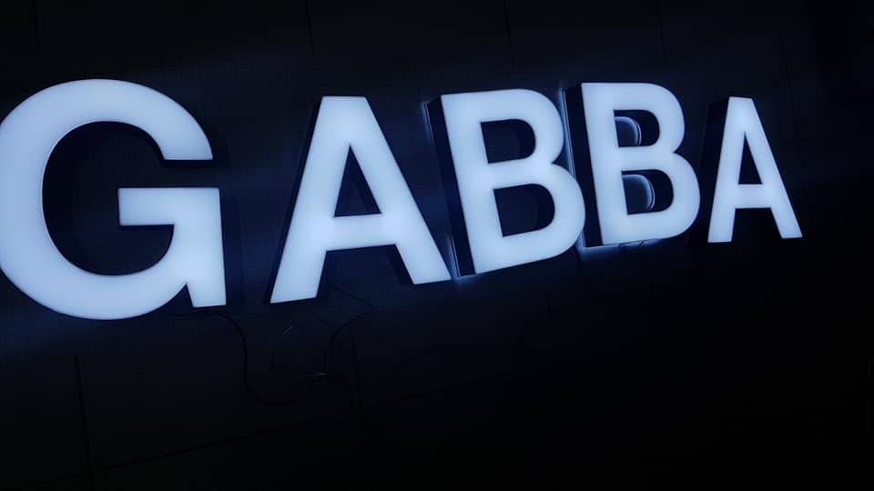 ตัวอักษรไร้คิ้ว ขอบ 3D "GABBA"