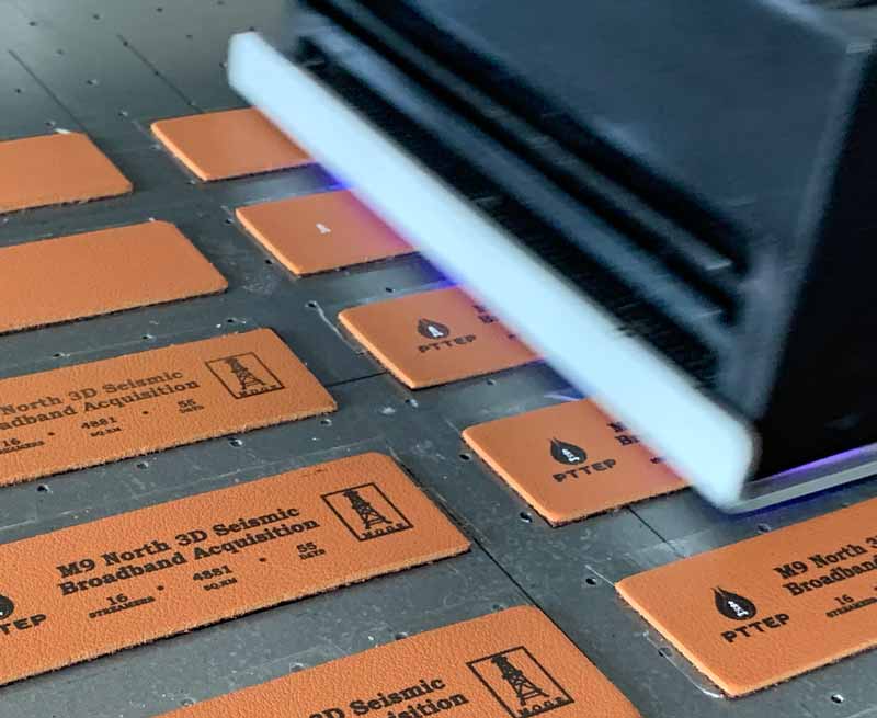 พิมพ์โลโก้ 4 สี พร้อมสีขาว บนป้ายหนัง ป้ายประเก็นกางเกงยีนส์