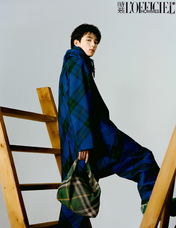 Pre - นิตยสาร L’Officiel Hommes โจวอี้หราน zhouyiran 2023 + การ์ดอฟช.