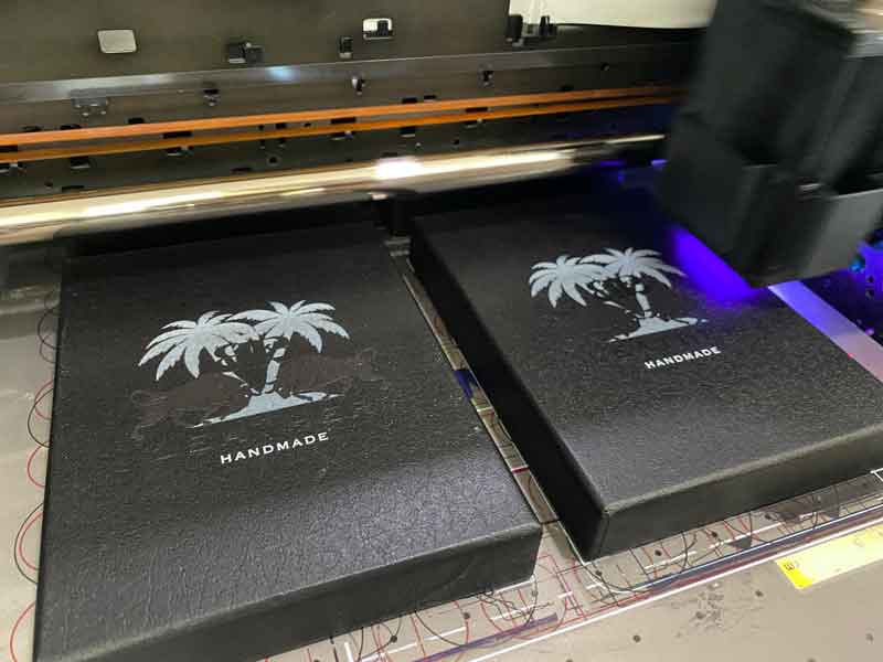 พิมพ์กล่อง 100 ใบ ใส่ผ้าพันคอ ฟรี!! จัดวางโลโก้ตามตำแหน่ง