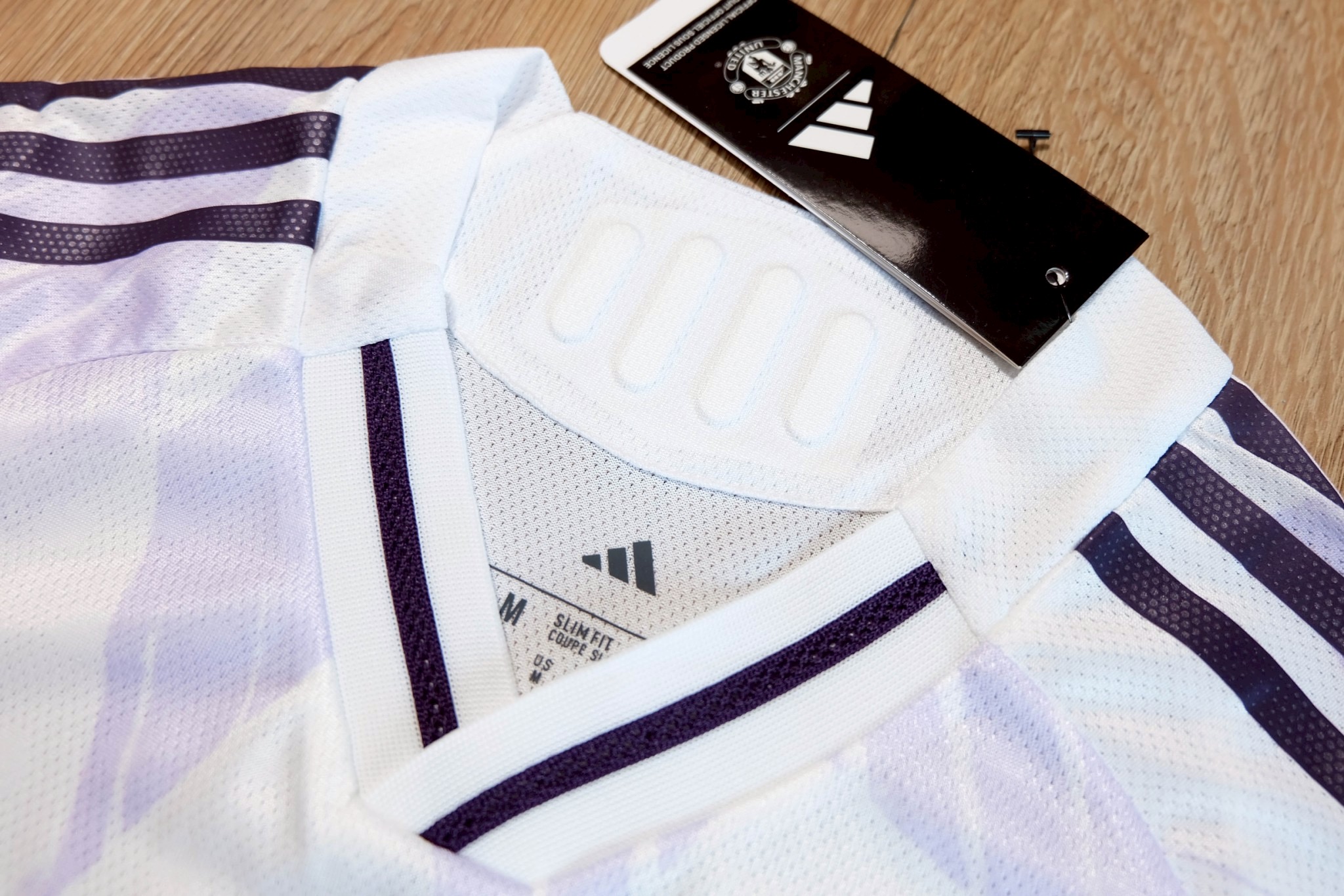 เสื้อฟุตบอลเเมนยู เยือน สีขาว Player Version Manchester United Away Jersey เกรดนักเตะ Player Edition 2025