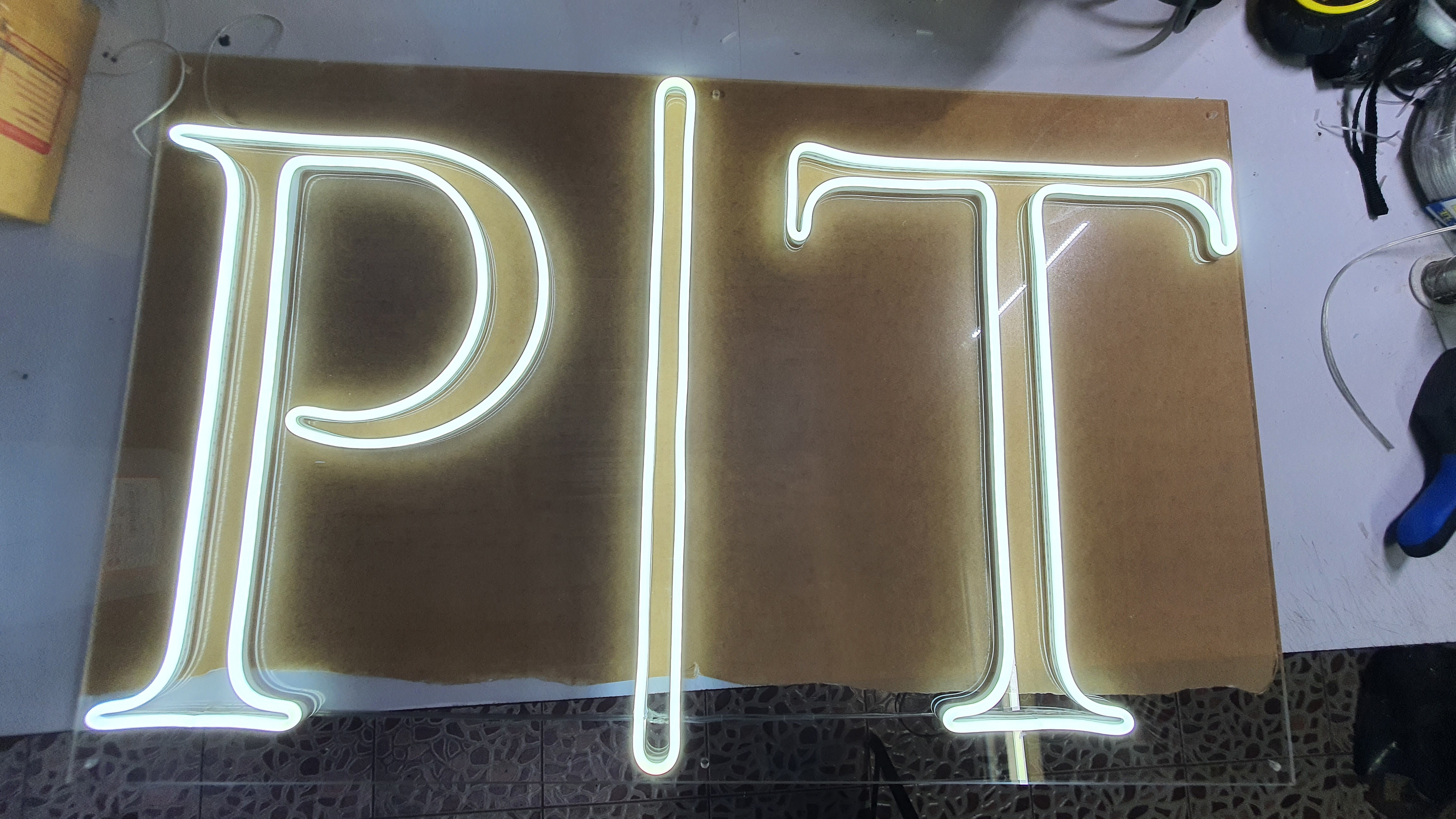 ป้ายนีออนฟรค สีขาว PIT