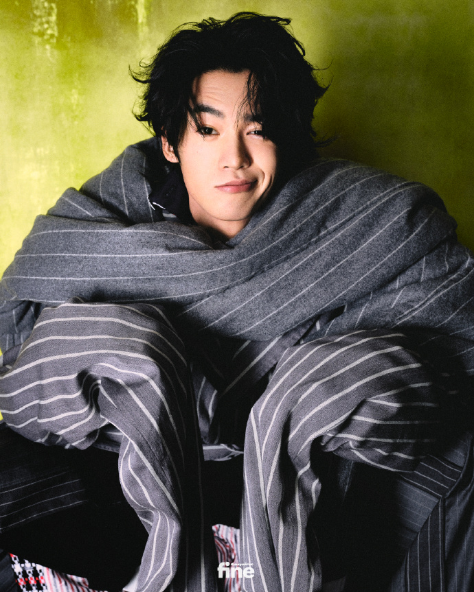 Pre - นิตยสาร ESQUIRE FINE อวี๋ซื่อ Yushi 2024 +การ์ด 4