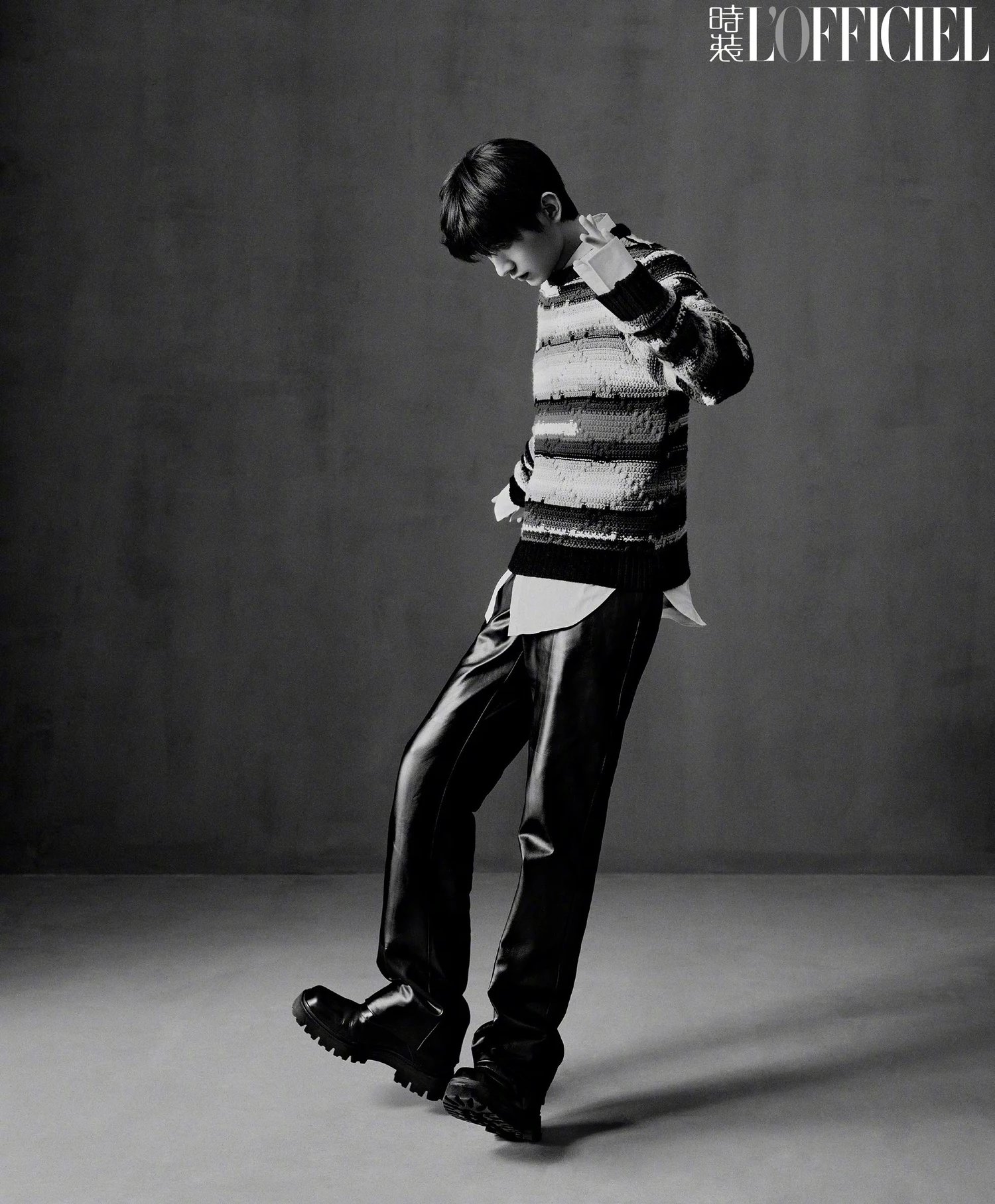 Pre - นิตยสาร L'OFFICIEL เฉิงอี้ ChengYi 2023+โปสเตอร์+การ์ดอฟช