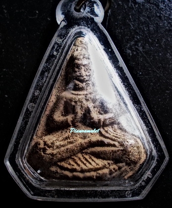 พระปางปฐมเทศนา (พนมมือ) ท่านพ่อลี พิมพ์ห้าเหลี่ยม เนื้อดินผสมผง วัดป่าคลองกุ้ง ปี 2496