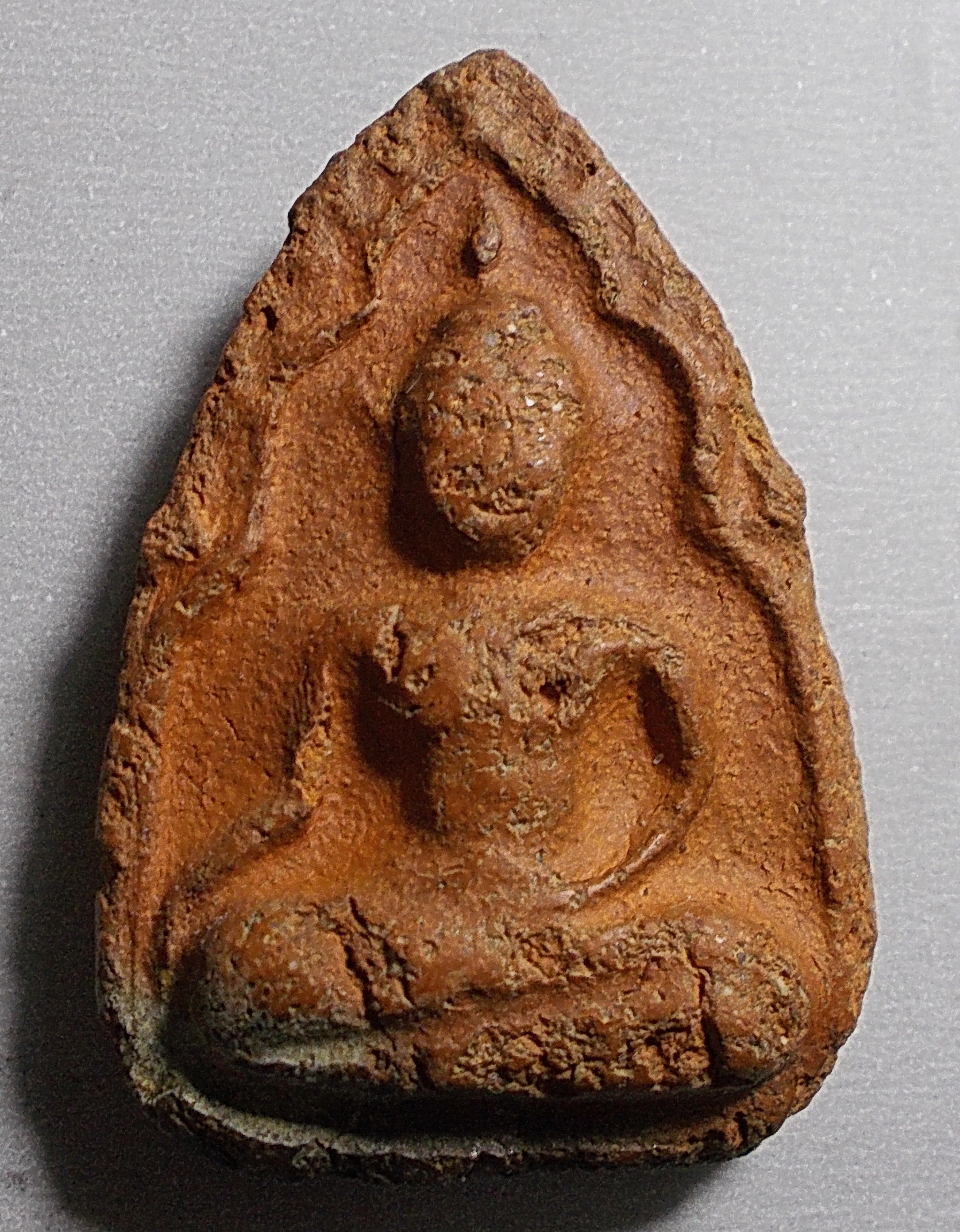 ขุนแผนพลายคู่ตัดเดี่ยว อกครุฑเศียรโต เนื้อดิน กรุวัดบ้านกร่าง สุพรรณบุรี