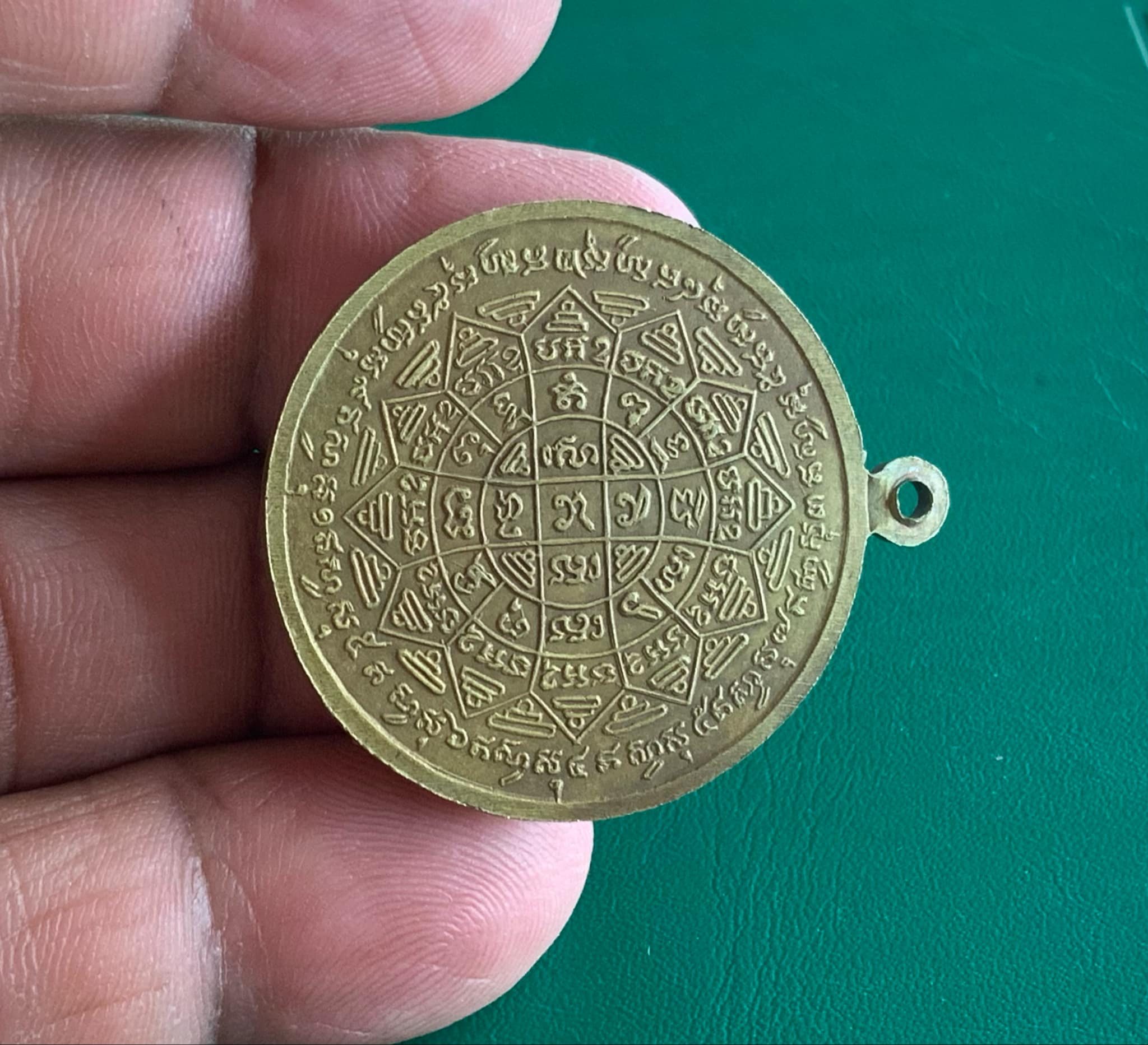 เหรียญรุ่นแรกหลวงพ่อกวย วัดโฆสิตาราม ปี 2504 เนื้อฝาบาตร มีจาร